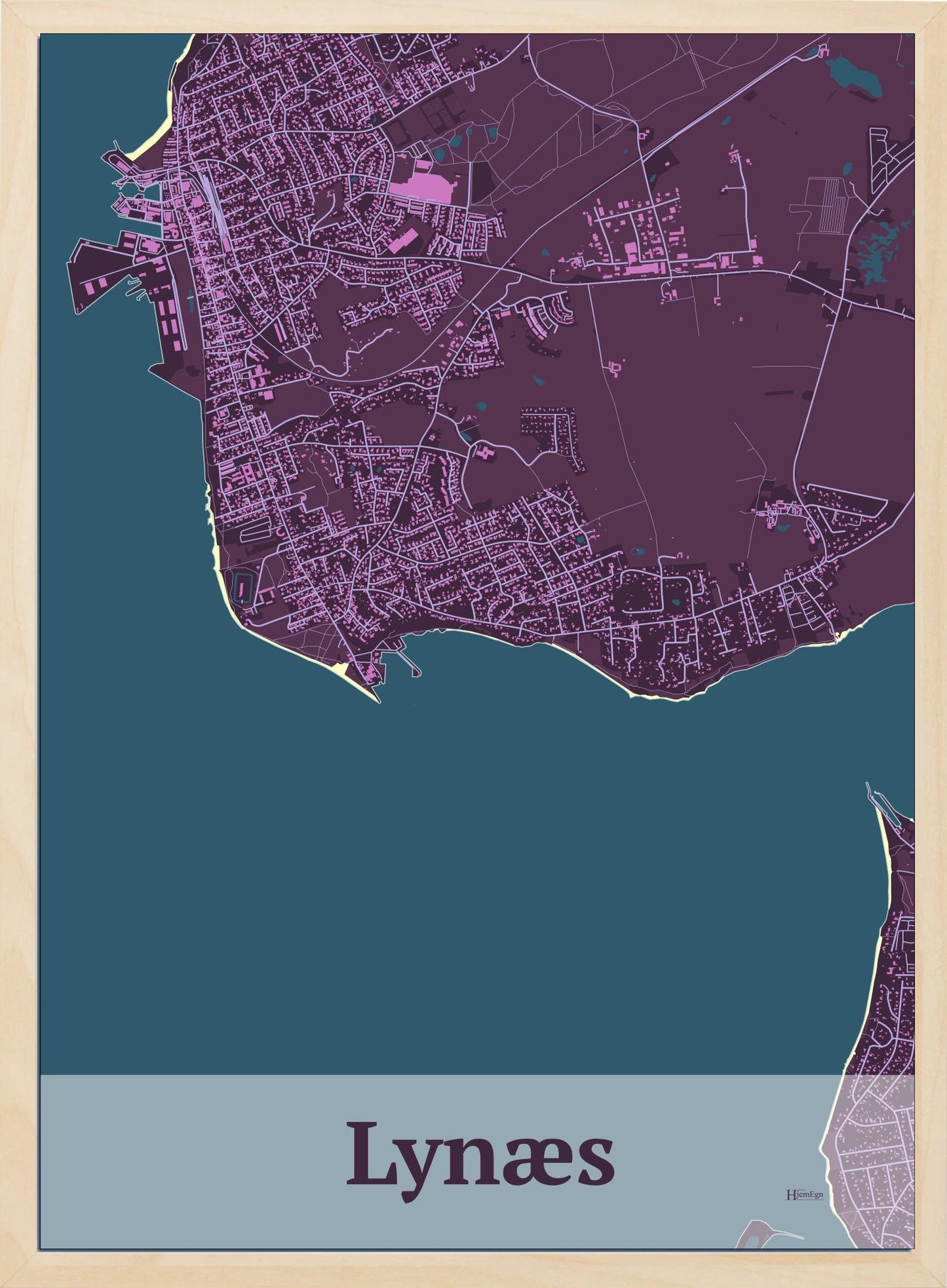 Lynæs plakat i  mørk rød og HjemEgn.dk design firkantet. Design bykort for Lynæs