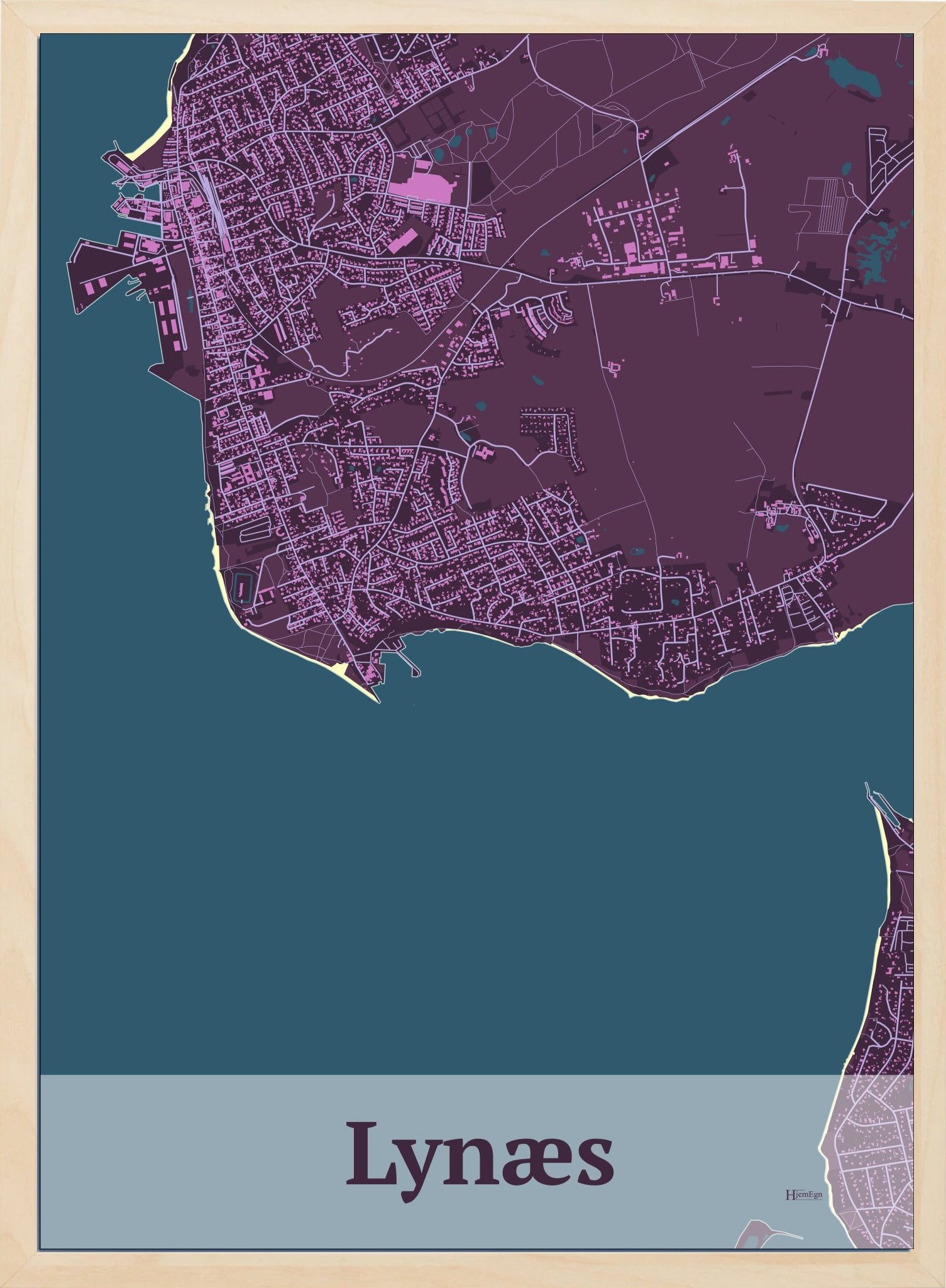 Lynæs plakat i  mørk rød og HjemEgn.dk design firkantet. Design bykort for Lynæs