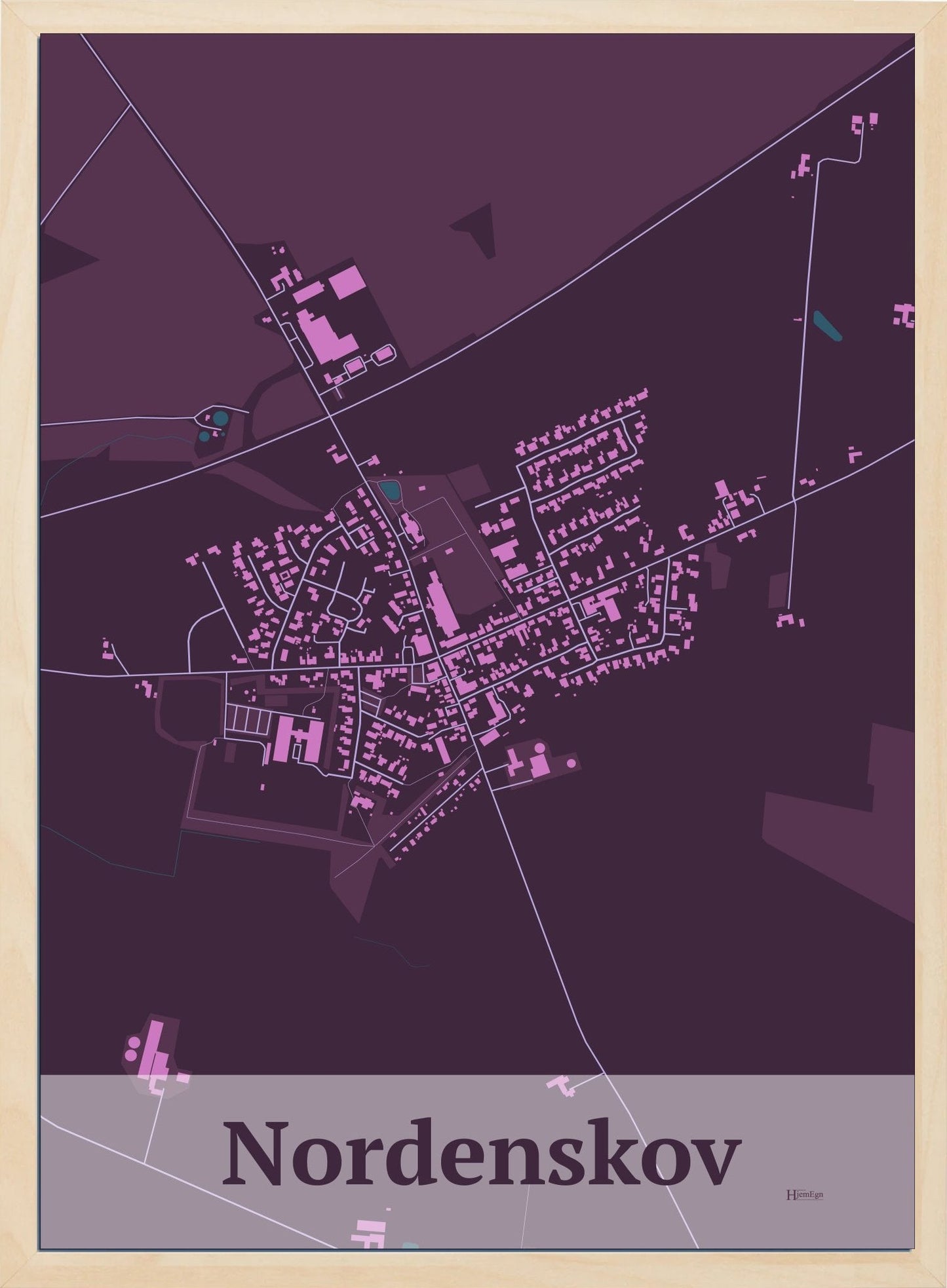 Nordenskov plakat i farve mørk rød og HjemEgn.dk design firkantet. Design bykort for Nordenskov