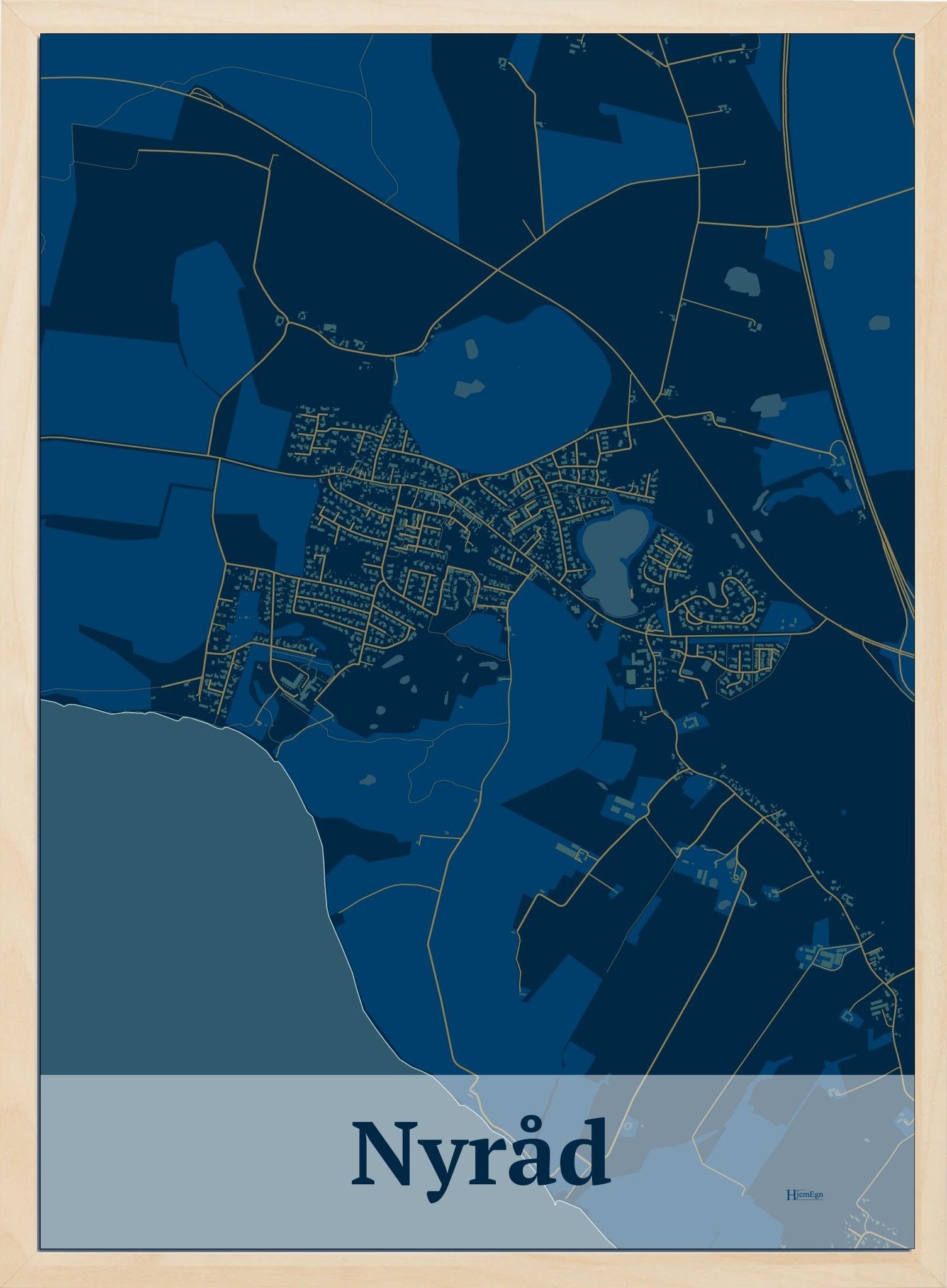 Nyråd plakat i farve mørk blå og HjemEgn.dk design firkantet. Design bykort for Nyråd
