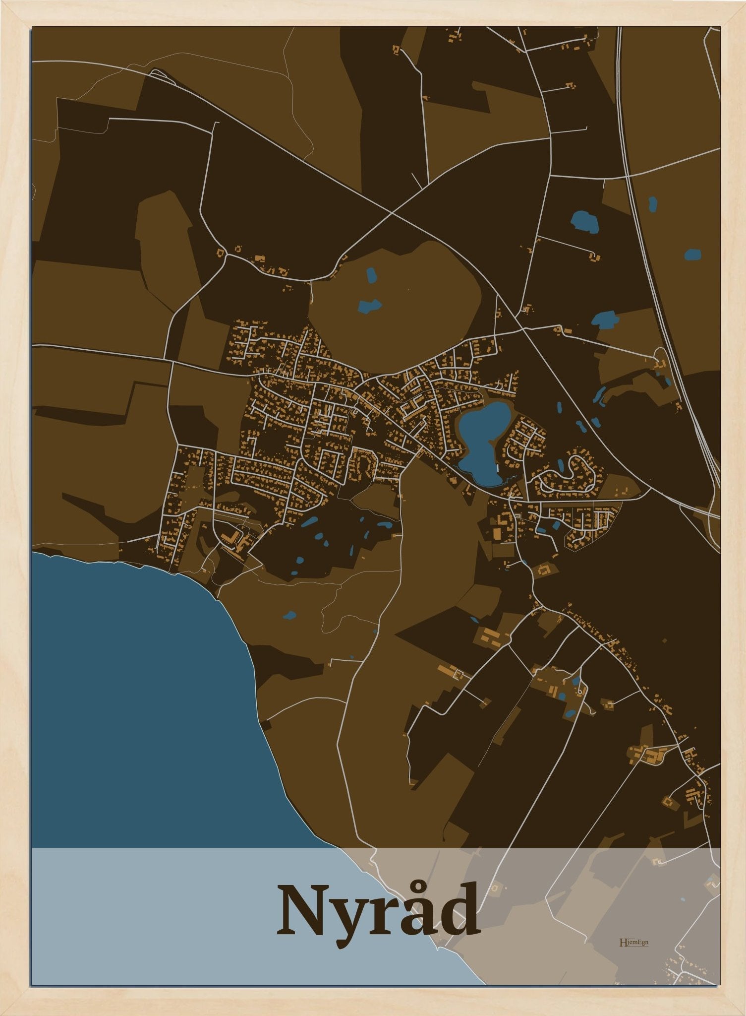 Nyråd plakat i farve mørk brun og HjemEgn.dk design firkantet. Design bykort for Nyråd