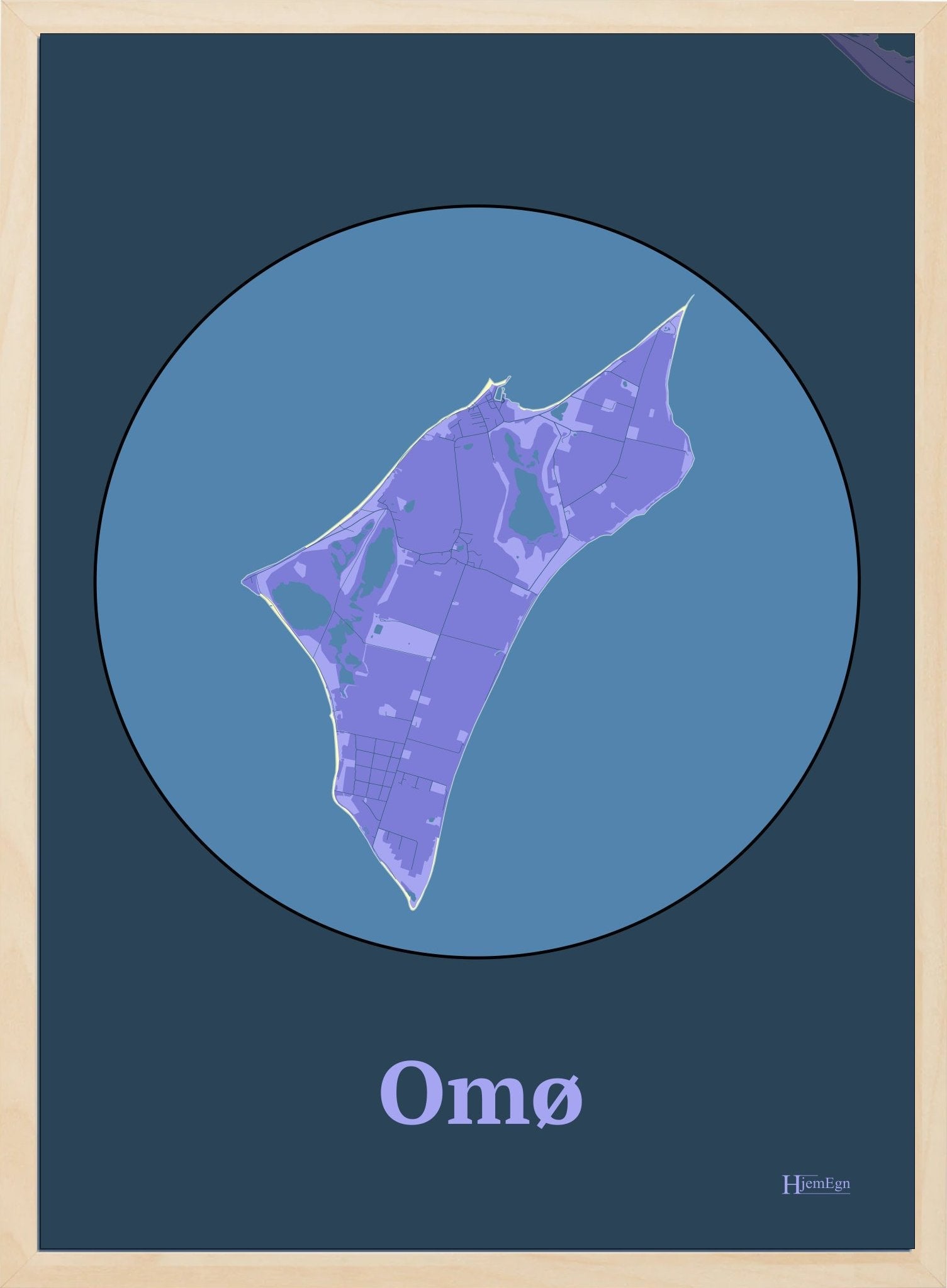 Omø plakat i farve pastel lilla og HjemEgn.dk design centrum. Design ø-kort for Omø
