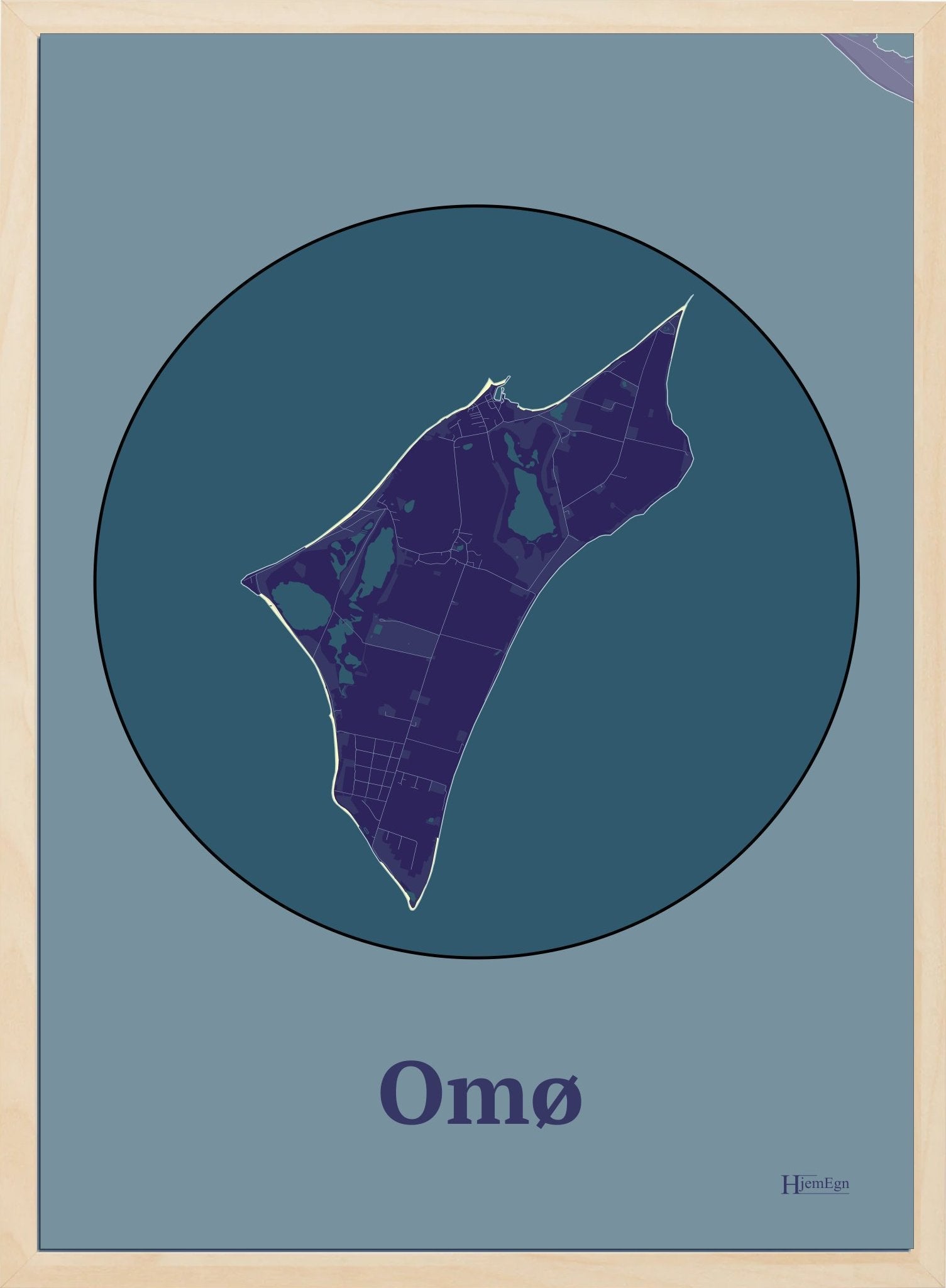 Omø plakat i farve mørk lilla og HjemEgn.dk design centrum. Design ø-kort for Omø