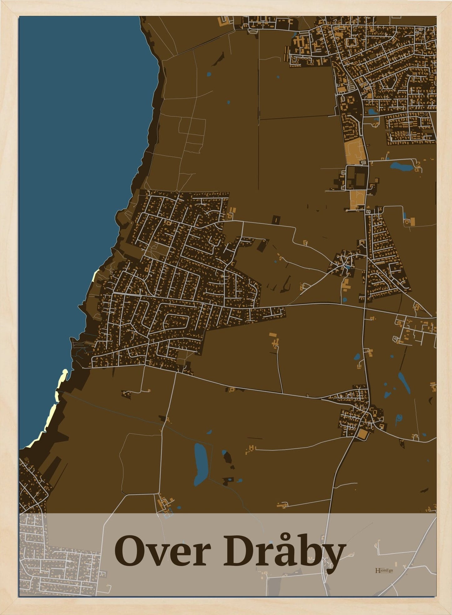 Over Dråby plakat i farve mørk brun og HjemEgn.dk design firkantet. Design bykort for Over Dråby