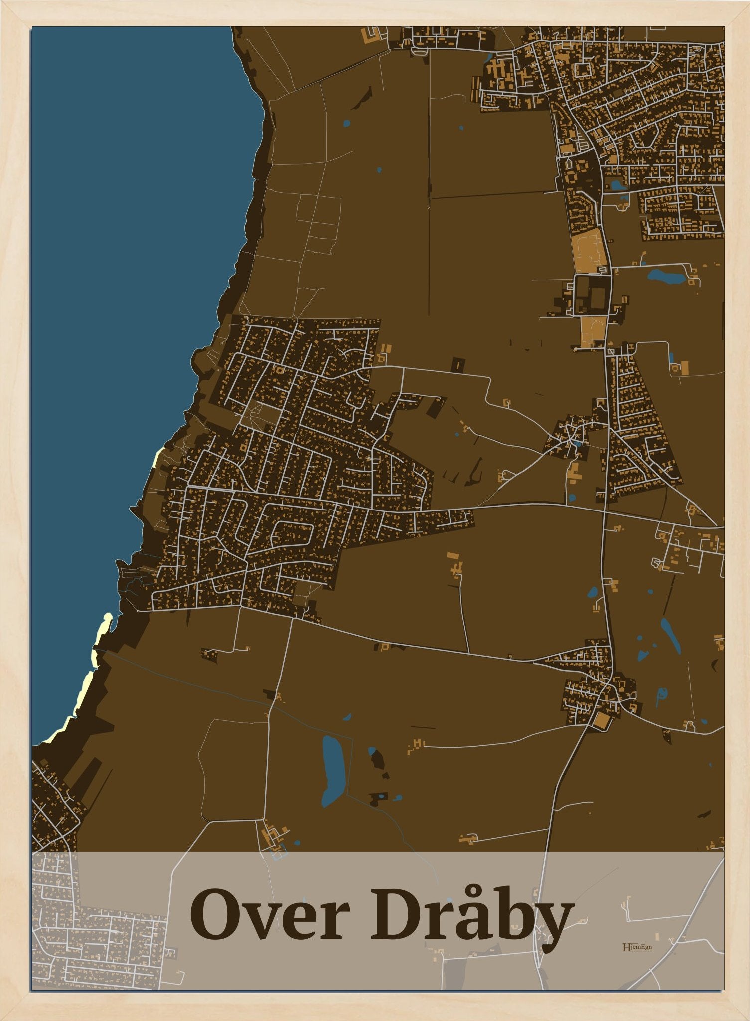 Over Dråby plakat i farve mørk brun og HjemEgn.dk design firkantet. Design bykort for Over Dråby