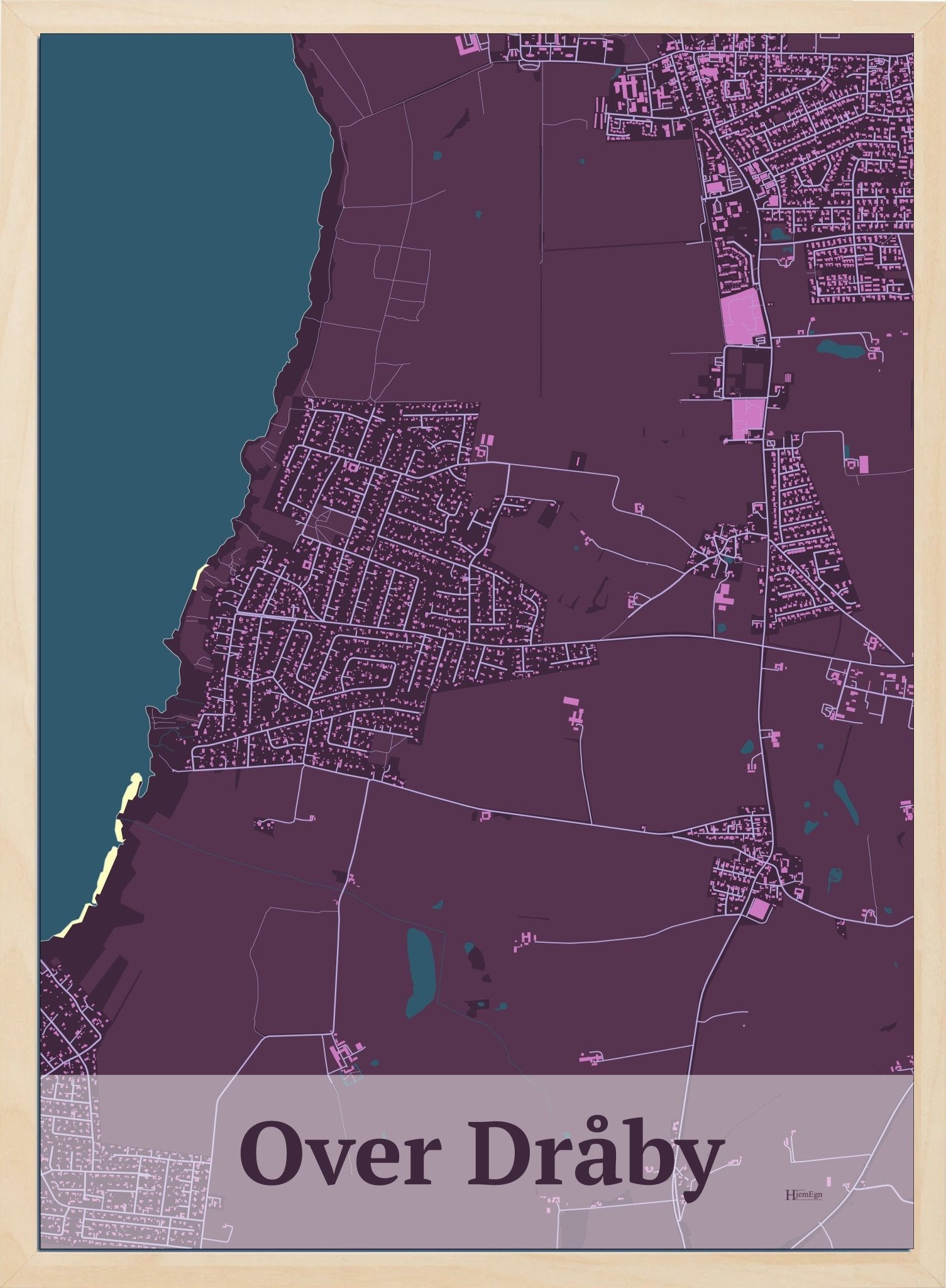 Over Dråby plakat i farve mørk rød og HjemEgn.dk design firkantet. Design bykort for Over Dråby
