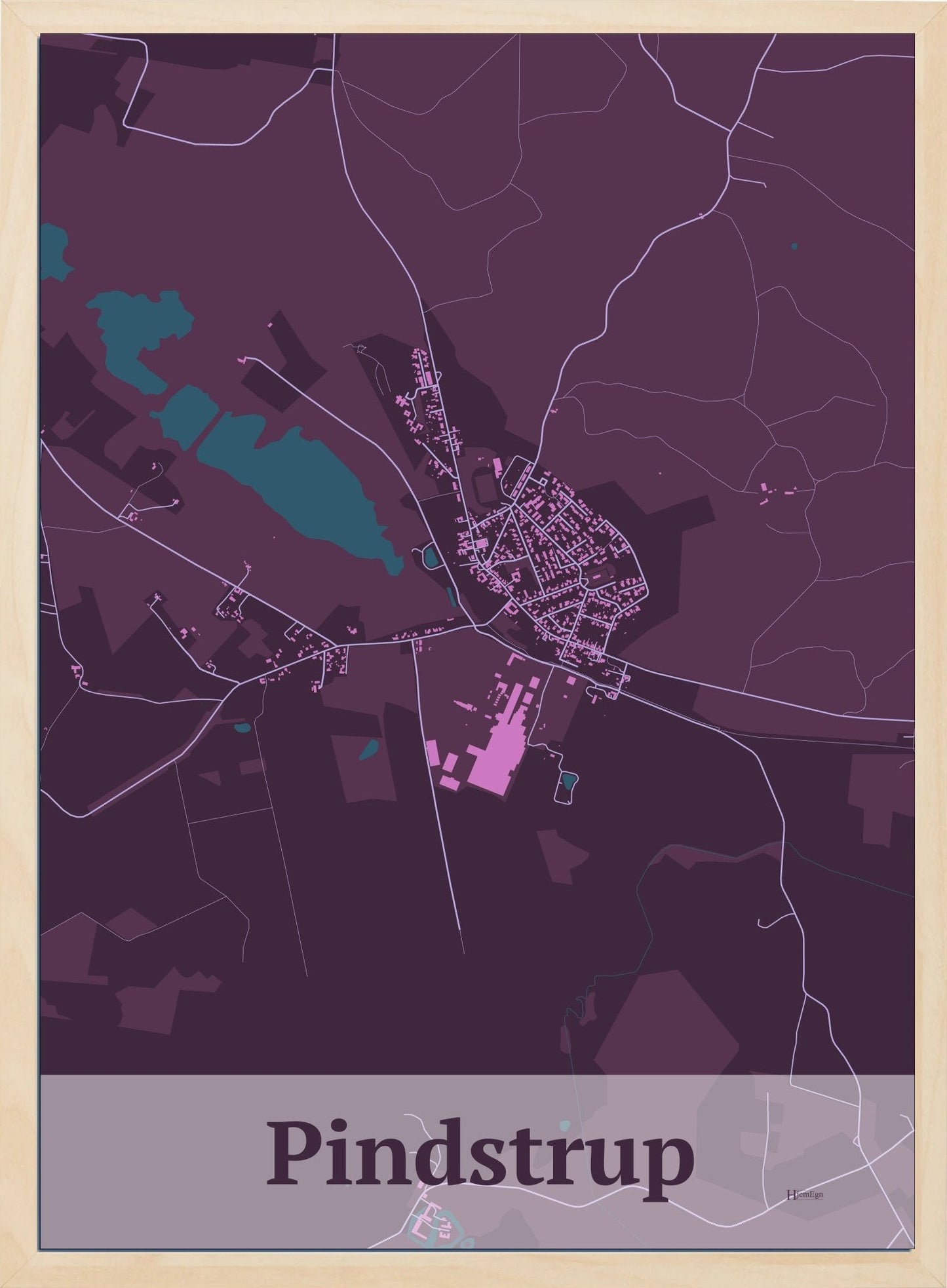 Pindstrup plakat i farve mørk rød og HjemEgn.dk design firkantet. Design bykort for Pindstrup