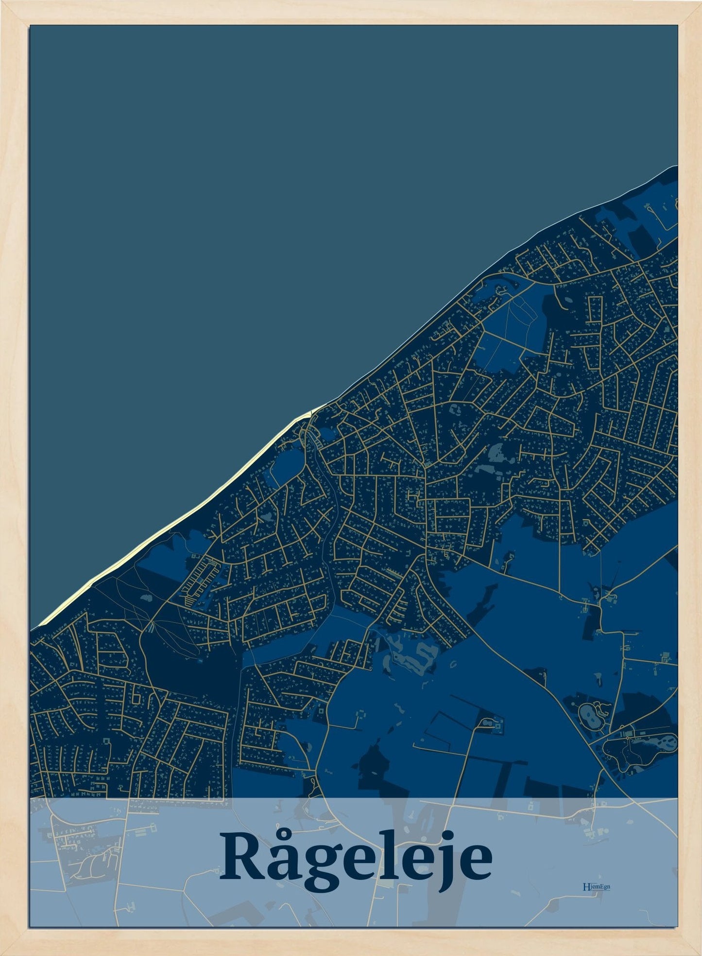 Rågeleje plakat i farve mørk blå og HjemEgn.dk design firkantet. Design bykort for Rågeleje