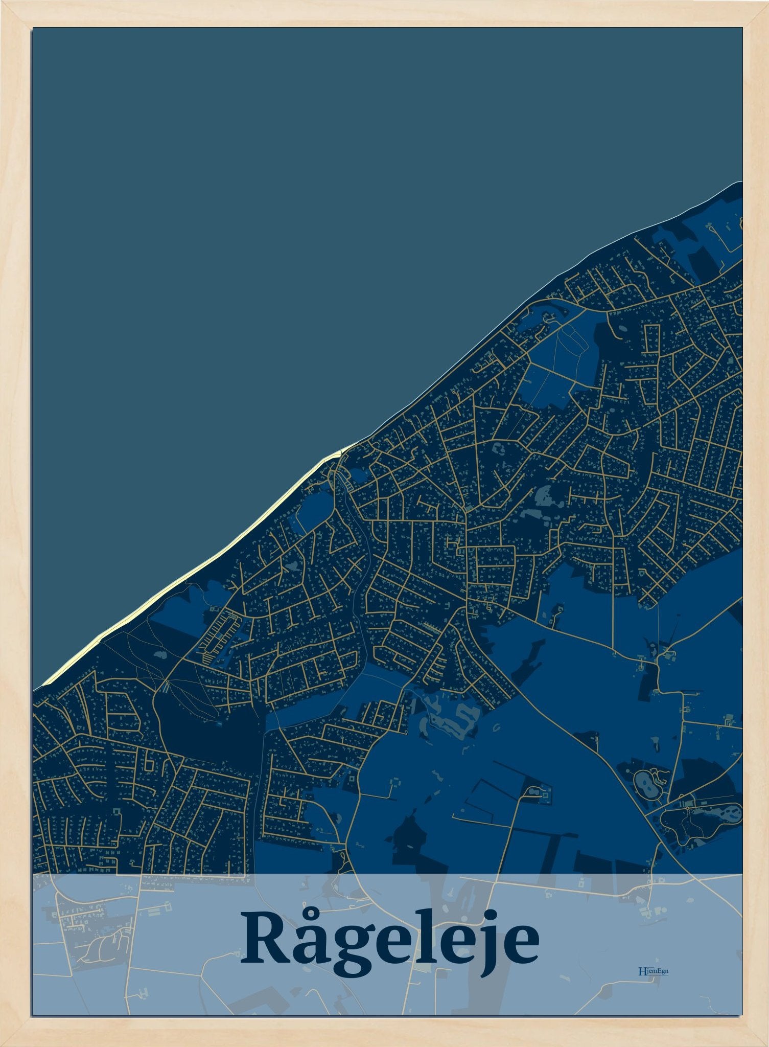 Rågeleje plakat i farve mørk blå og HjemEgn.dk design firkantet. Design bykort for Rågeleje