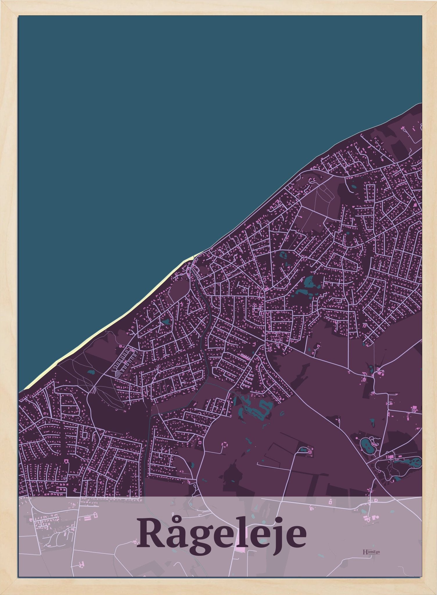 Rågeleje plakat i farve mørk rød og HjemEgn.dk design firkantet. Design bykort for Rågeleje