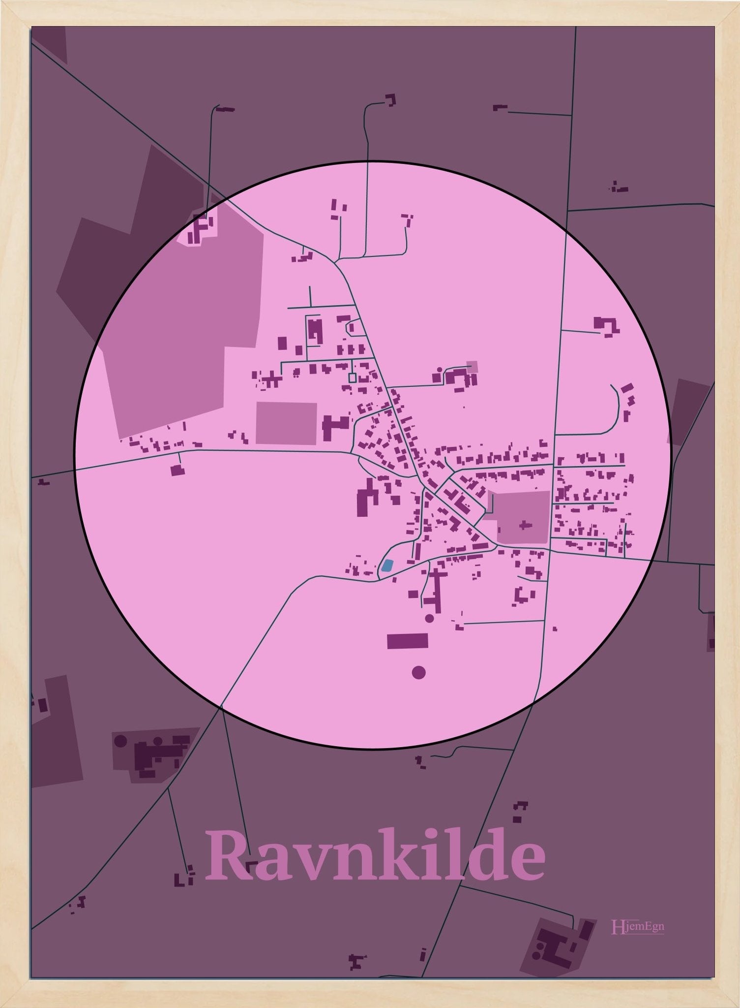 Ravnkilde plakat i farve pastel rød og HjemEgn.dk design centrum. Design bykort for Ravnkilde