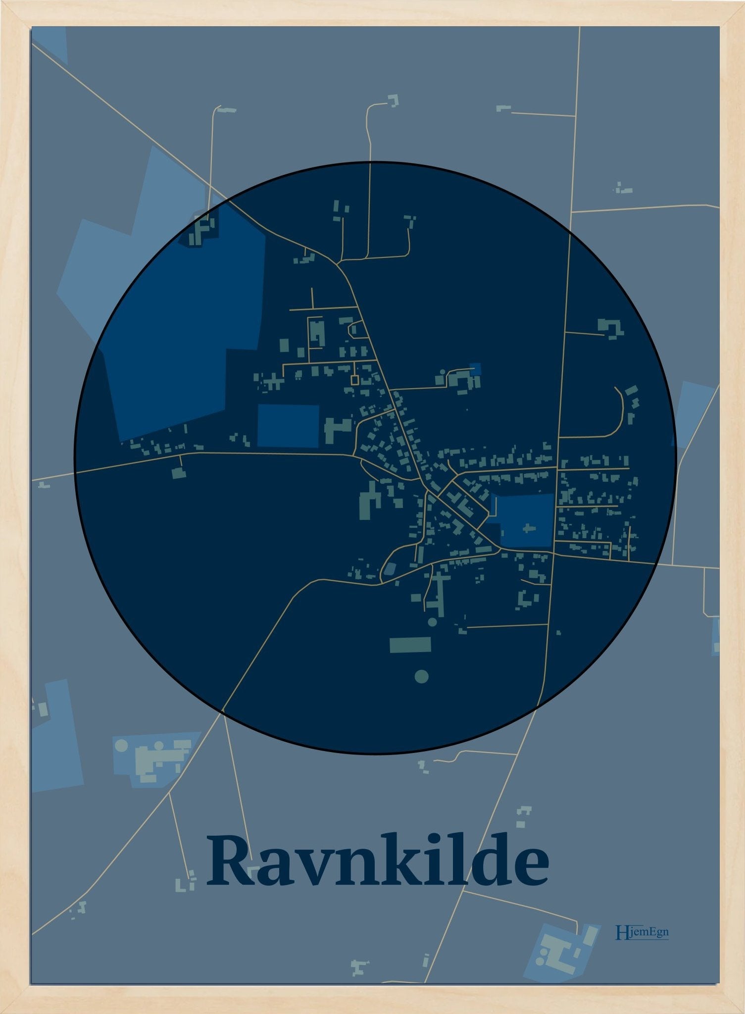 Ravnkilde plakat i farve mørk blå og HjemEgn.dk design centrum. Design bykort for Ravnkilde