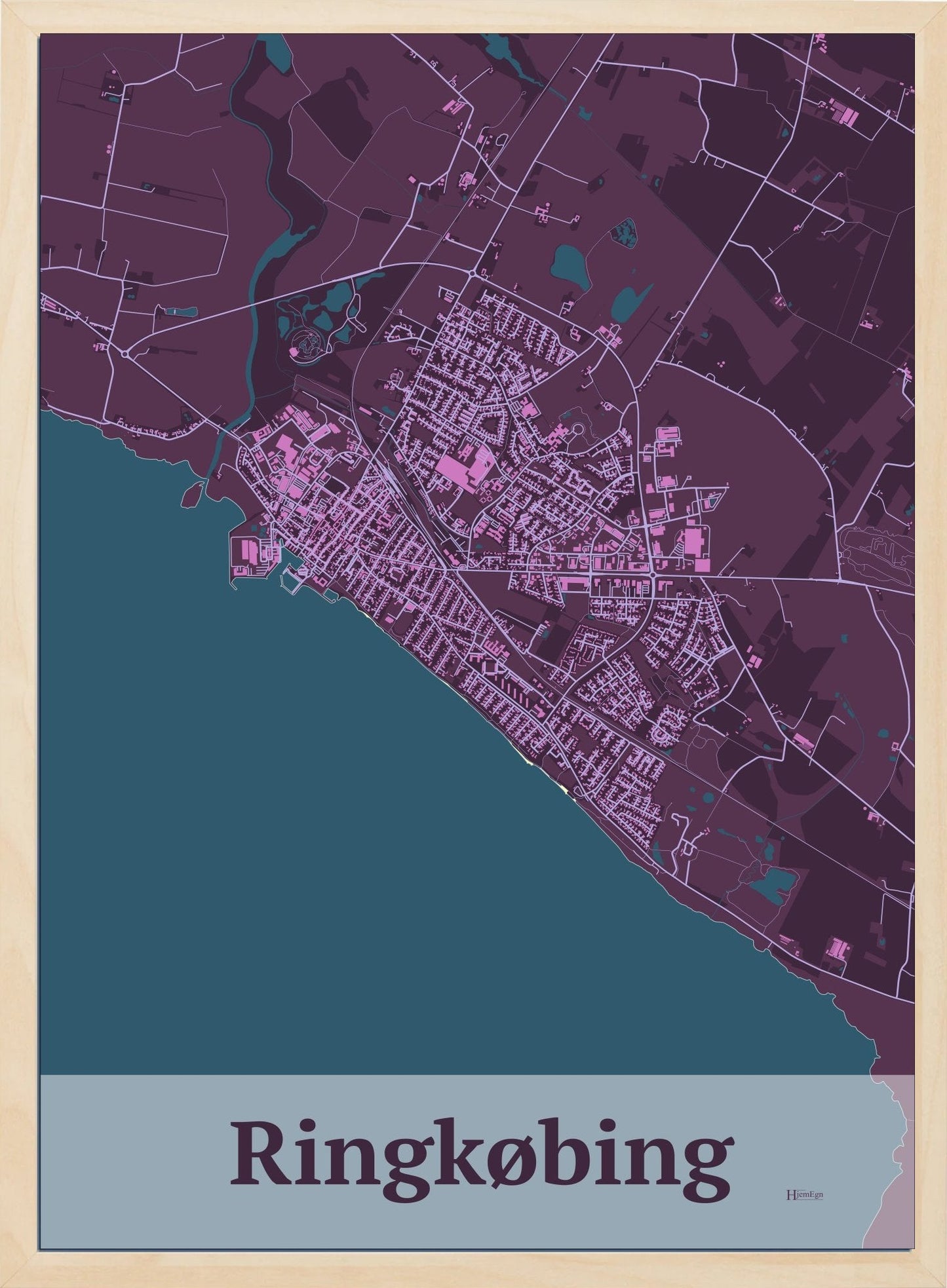 Ringkøbing plakat i farve mørk rød og HjemEgn.dk design firkantet. Design bykort for Ringkøbing