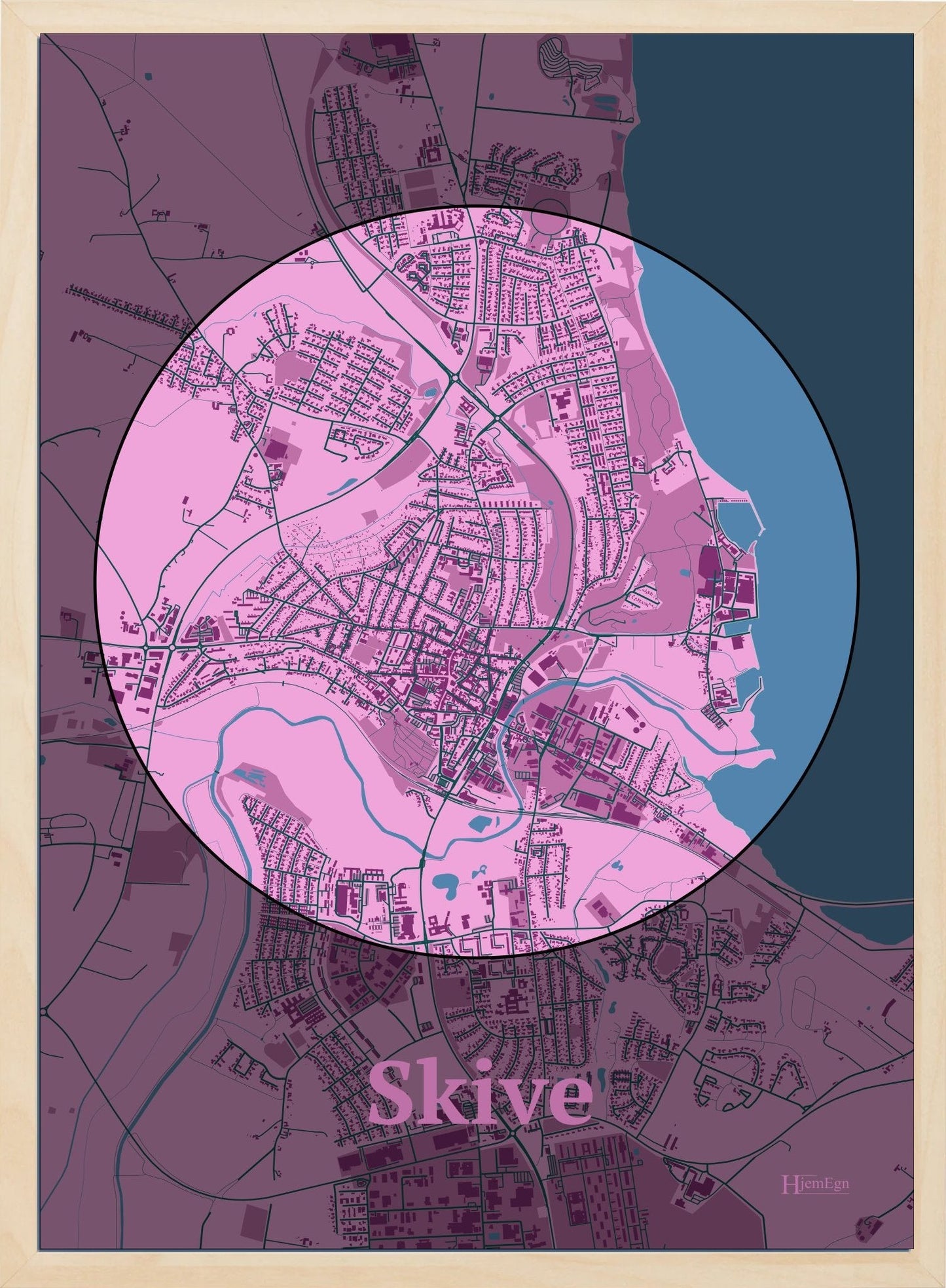 Skive plakat i farve pastel rød og HjemEgn.dk design centrum. Design bykort for Skive