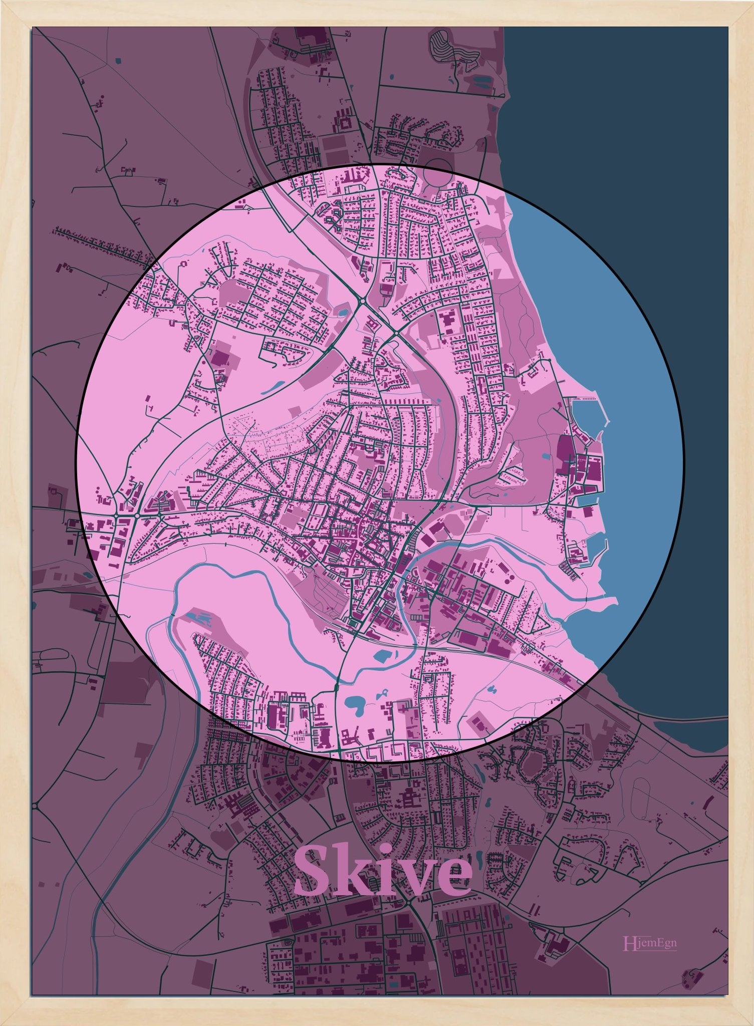 Skive plakat i farve pastel rød og HjemEgn.dk design centrum. Design bykort for Skive