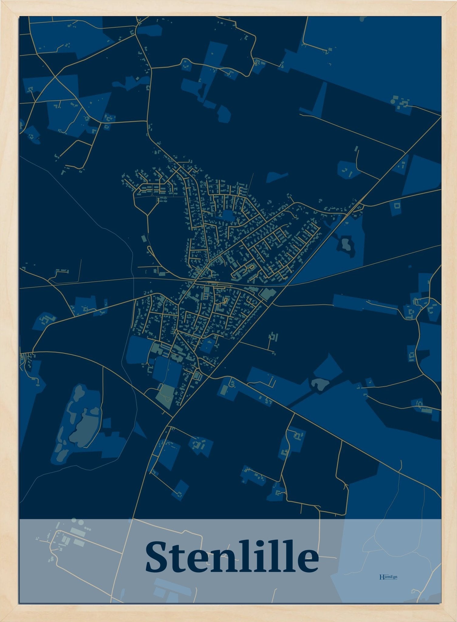 Stenlille plakat i farve mørk blå og HjemEgn.dk design firkantet. Design bykort for Stenlille