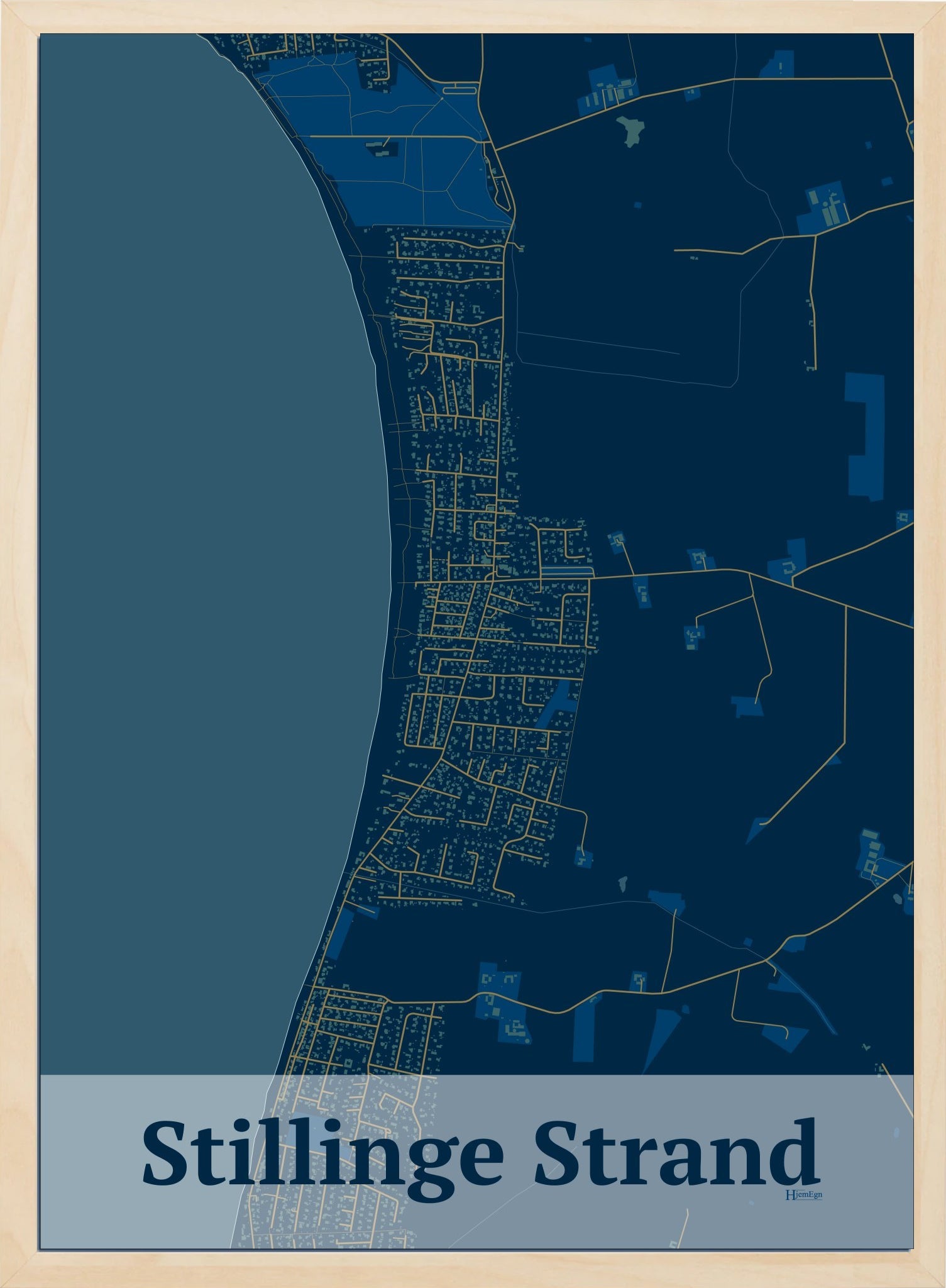 Stillinge Strand plakat i farve mørk blå og HjemEgn.dk design firkantet. Design bykort for Stillinge Strand