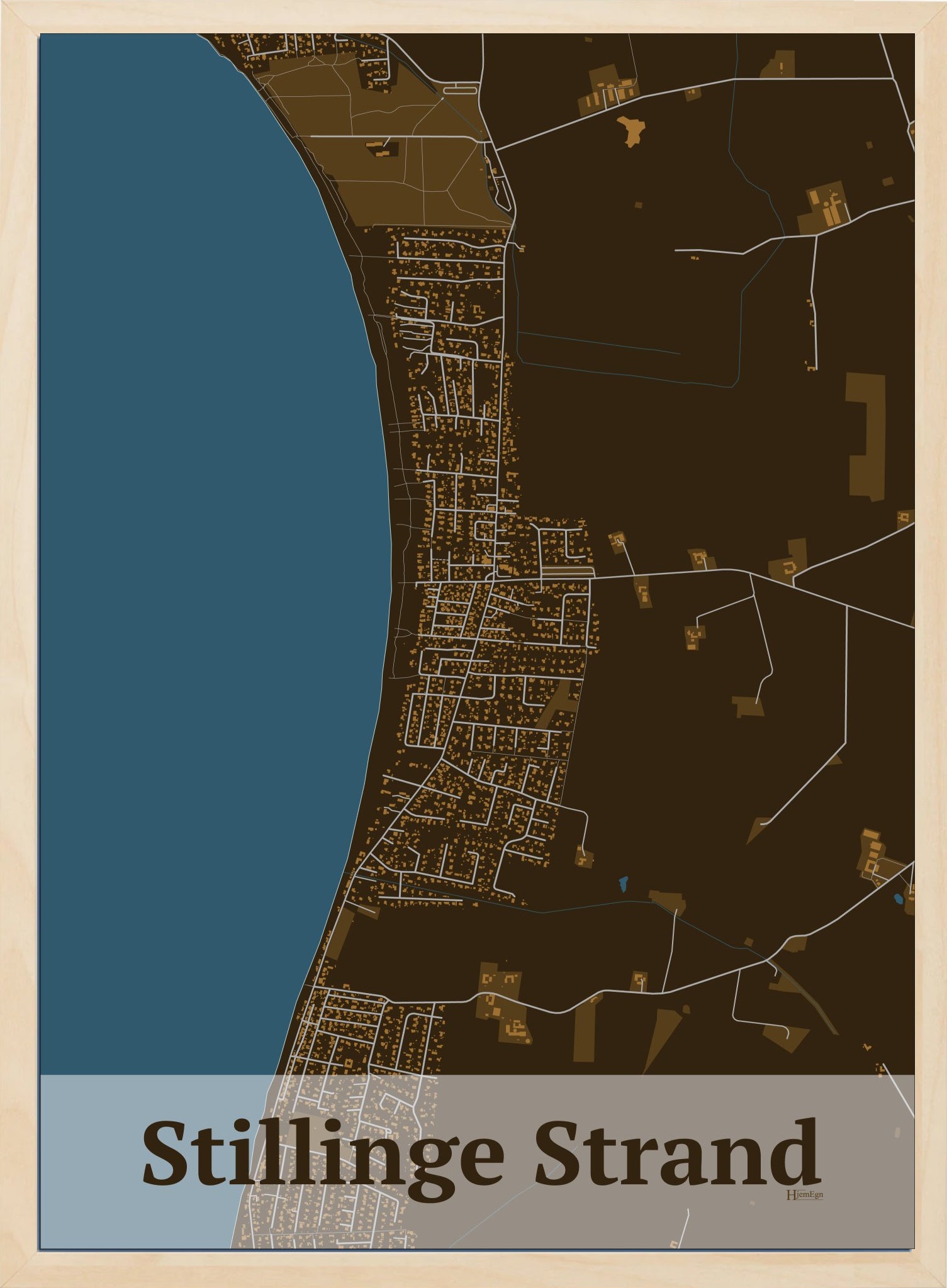 Stillinge Strand plakat i farve mørk brun og HjemEgn.dk design firkantet. Design bykort for Stillinge Strand