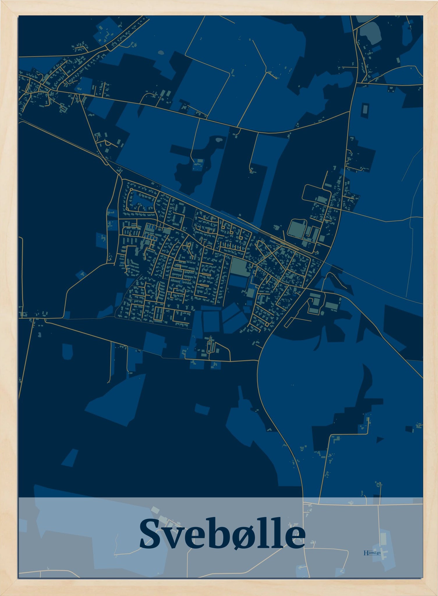 Svebølle plakat i farve mørk blå og HjemEgn.dk design firkantet. Design bykort for Svebølle
