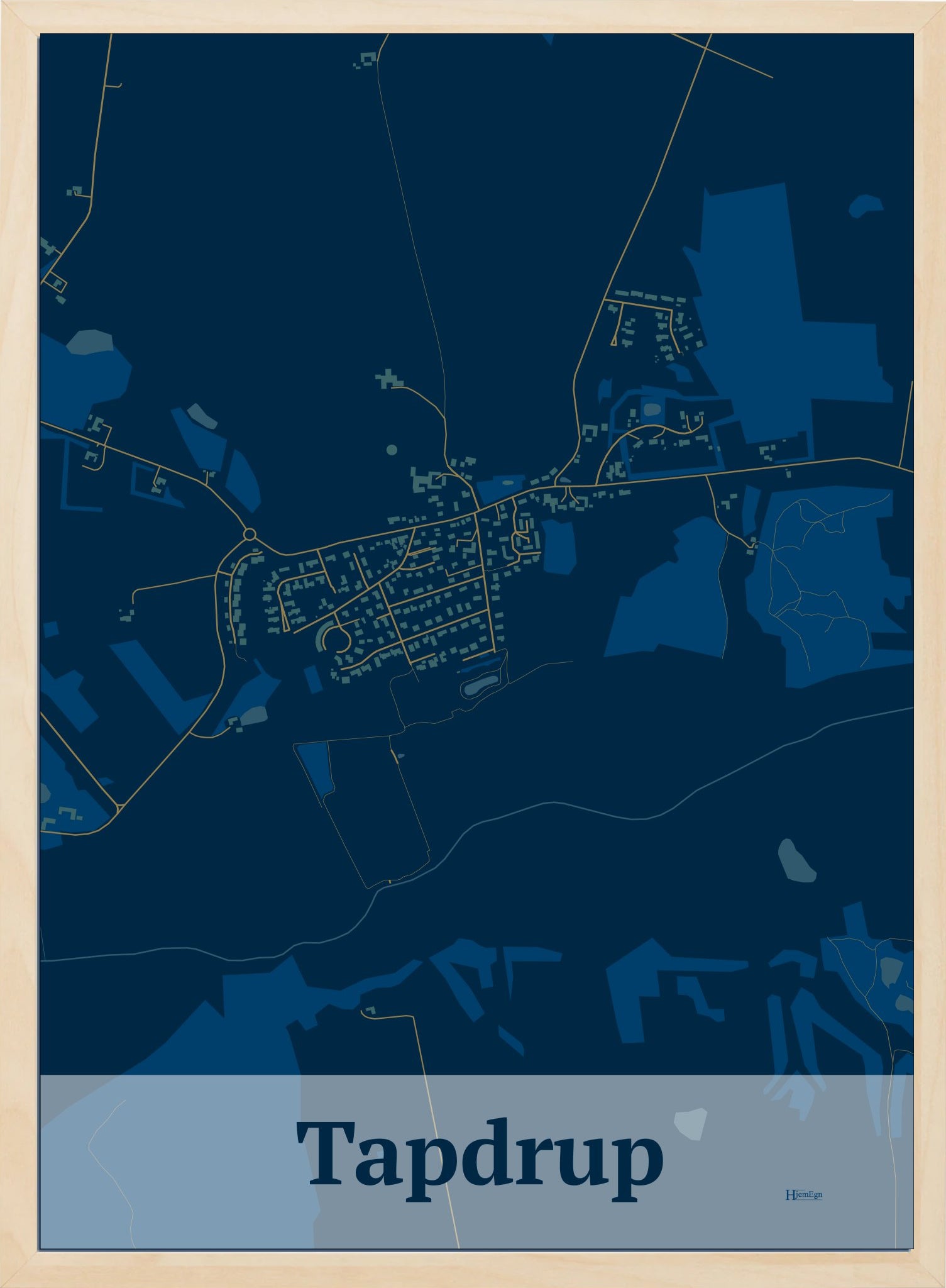 Tapdrup plakat i farve mørk blå og HjemEgn.dk design firkantet. Design bykort for Tapdrup