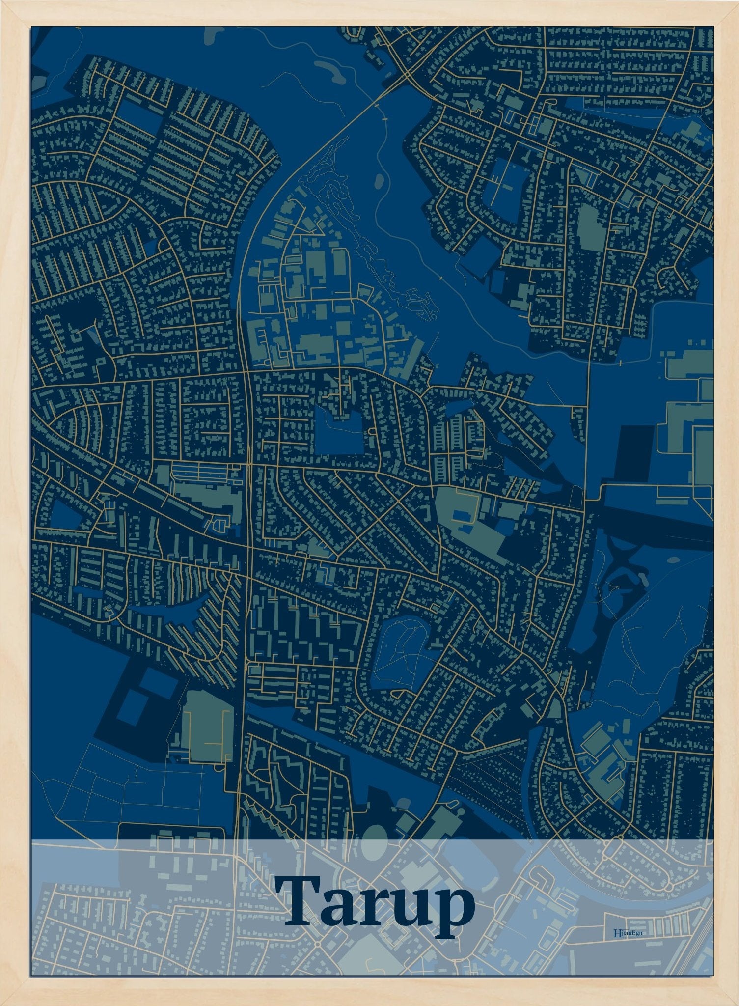 Tarup plakat i farve mørk blå og HjemEgn.dk design firkantet. Design bykort for Tarup