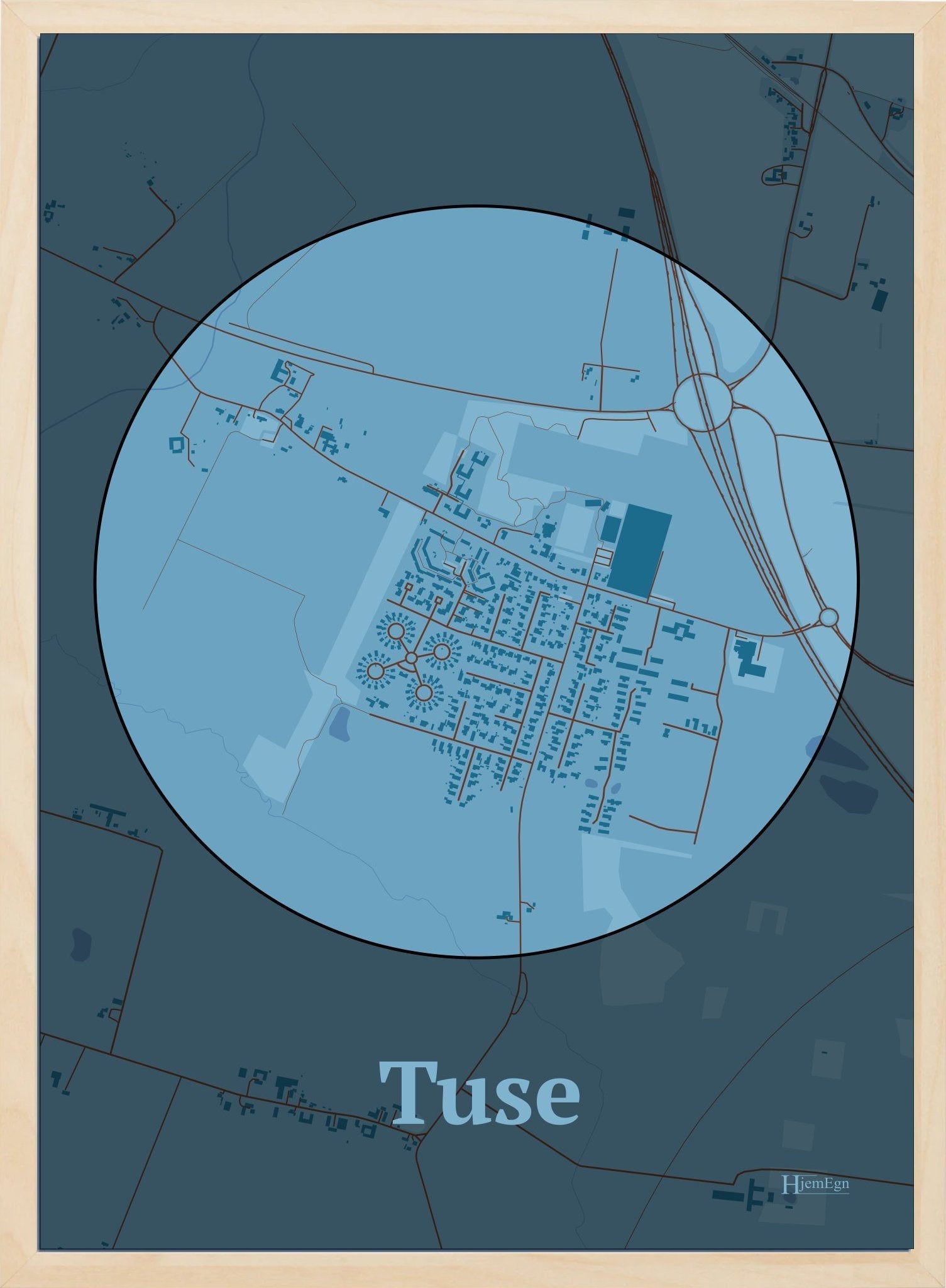 Tuse plakat i farve pastel blå og HjemEgn.dk design centrum. Design bykort for Tuse