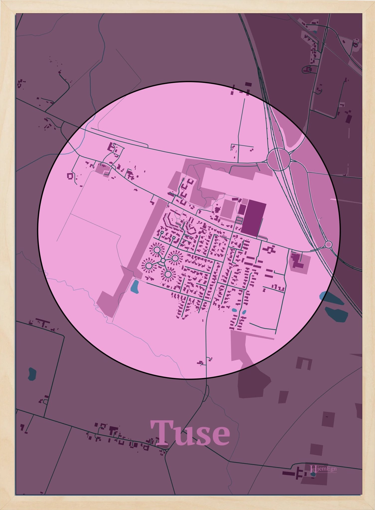 Tuse plakat i farve pastel rød og HjemEgn.dk design centrum. Design bykort for Tuse