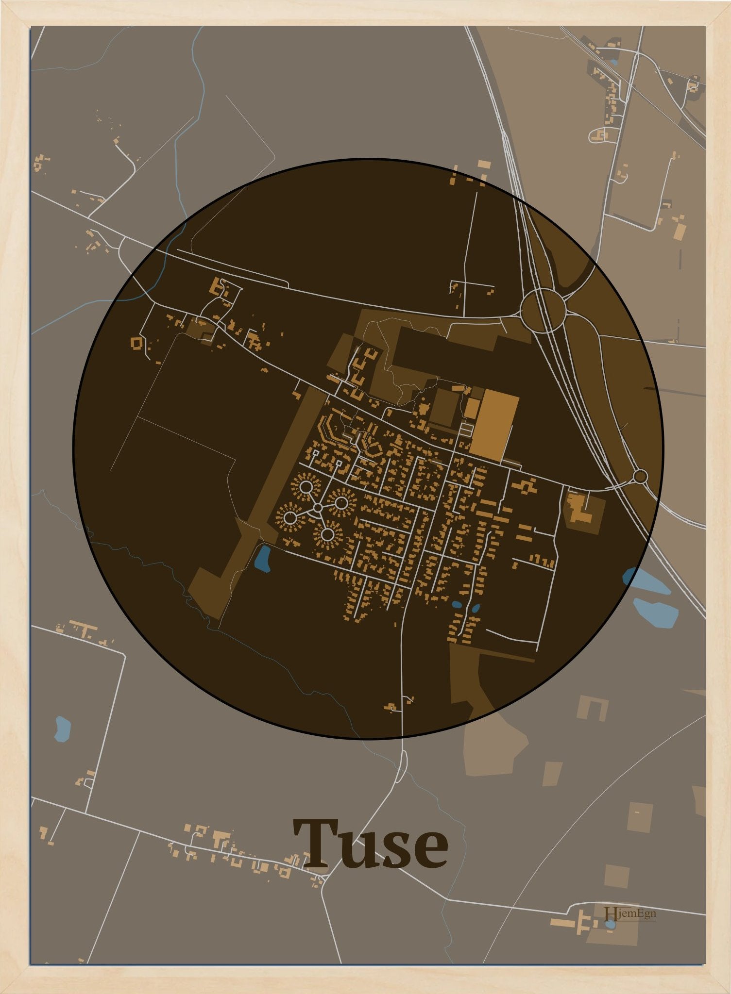 Tuse plakat i farve mørk brun og HjemEgn.dk design centrum. Design bykort for Tuse