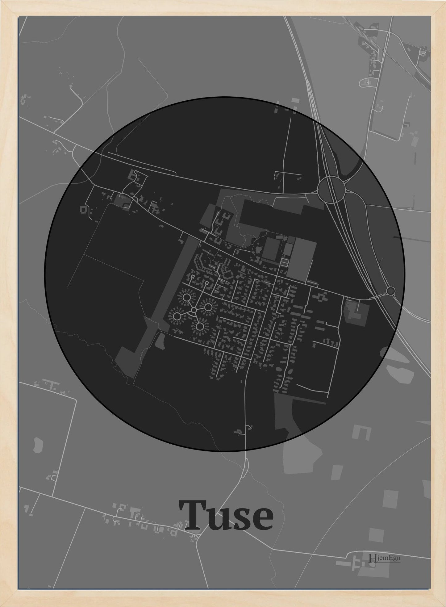 Tuse plakat i farve mørk grå og HjemEgn.dk design centrum. Design bykort for Tuse