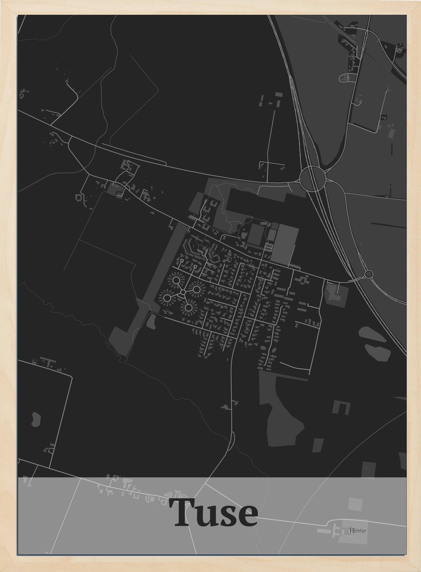 Tuse plakat i farve mørk grå og HjemEgn.dk design firkantet. Design bykort for Tuse