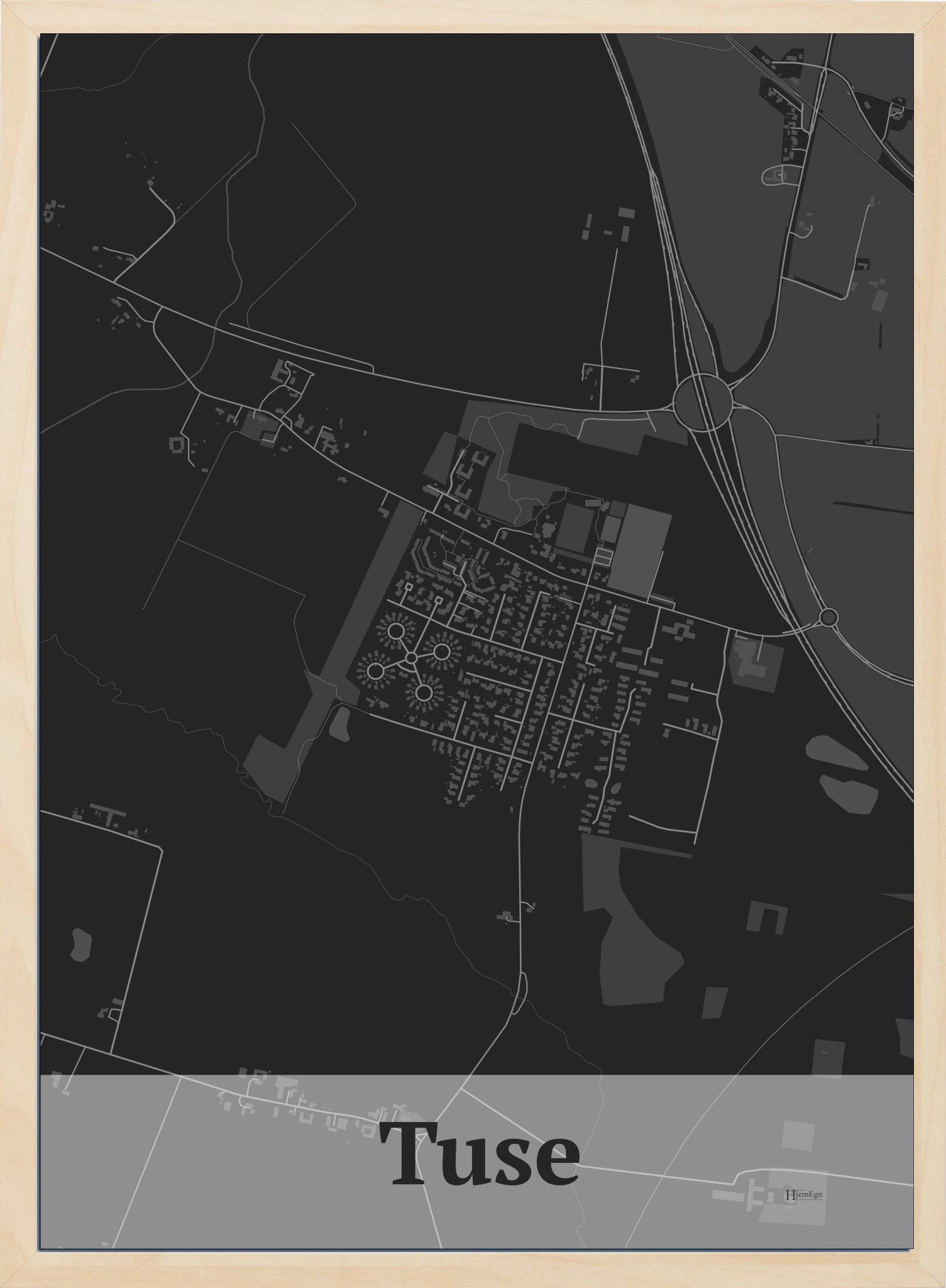Tuse plakat i farve mørk grå og HjemEgn.dk design firkantet. Design bykort for Tuse