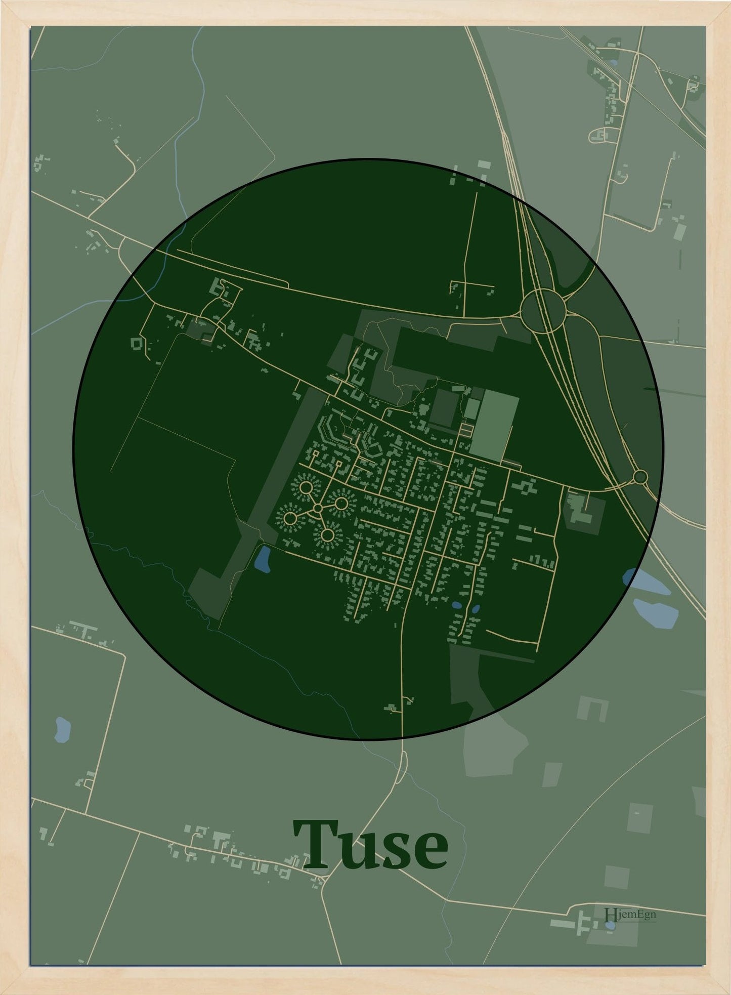 Tuse plakat i farve mørk grøn og HjemEgn.dk design centrum. Design bykort for Tuse