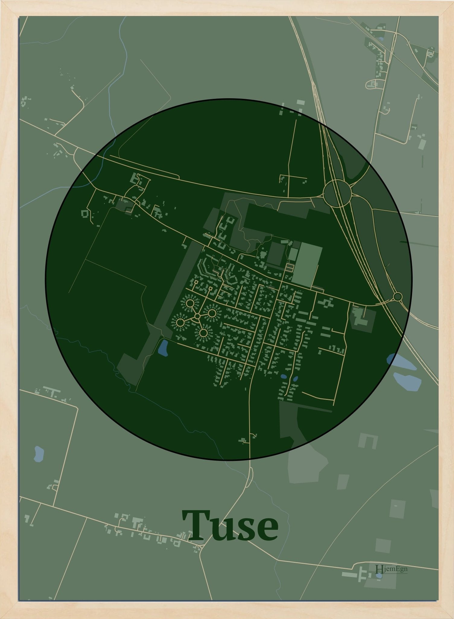 Tuse plakat i farve mørk grøn og HjemEgn.dk design centrum. Design bykort for Tuse