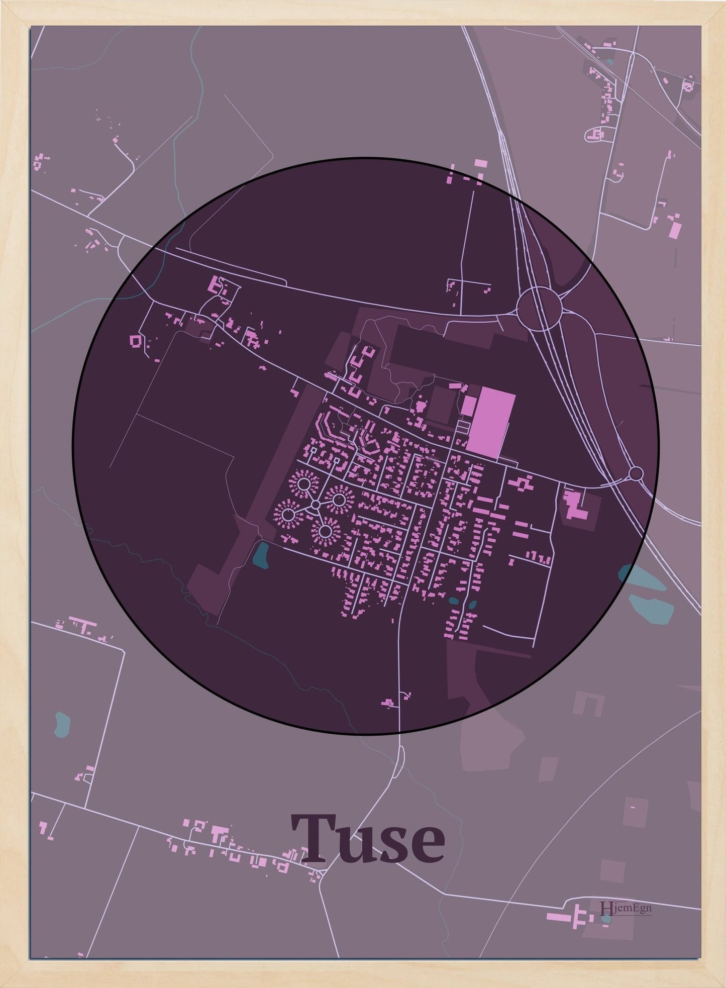 Tuse plakat i farve mørk rød og HjemEgn.dk design centrum. Design bykort for Tuse