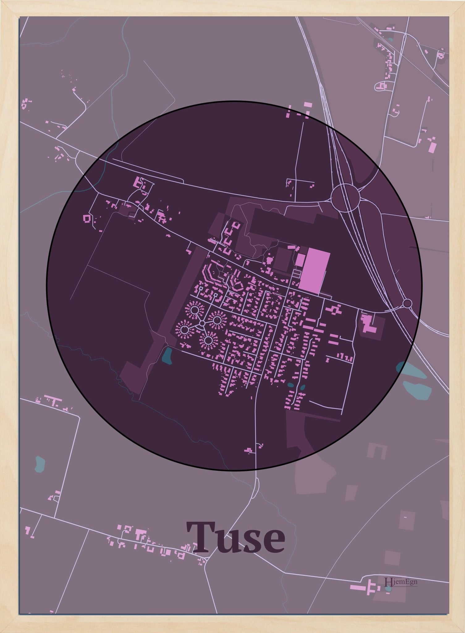 Tuse plakat i farve mørk rød og HjemEgn.dk design centrum. Design bykort for Tuse