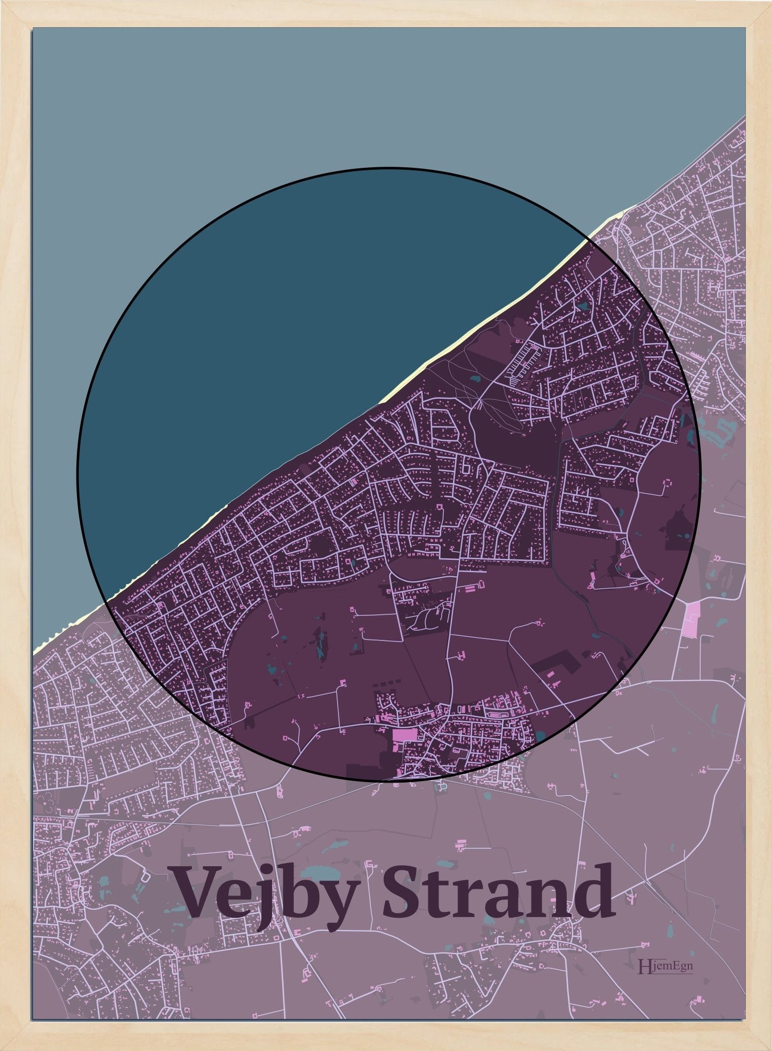 Vejby Strand plakat i farve mørk rød og HjemEgn.dk design centrum. Design bykort for Vejby Strand