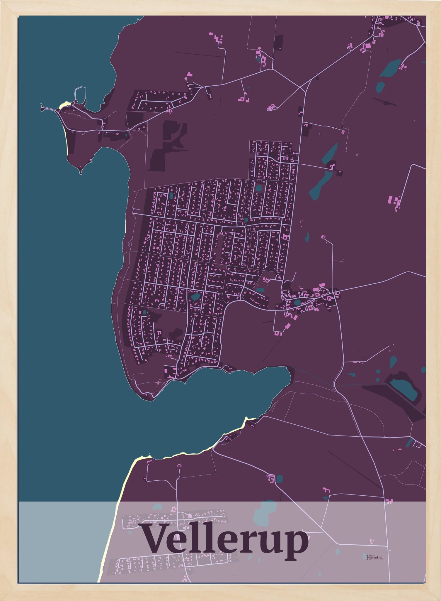 Vellerup plakat i farve mørk rød og HjemEgn.dk design firkantet. Design bykort for Vellerup
