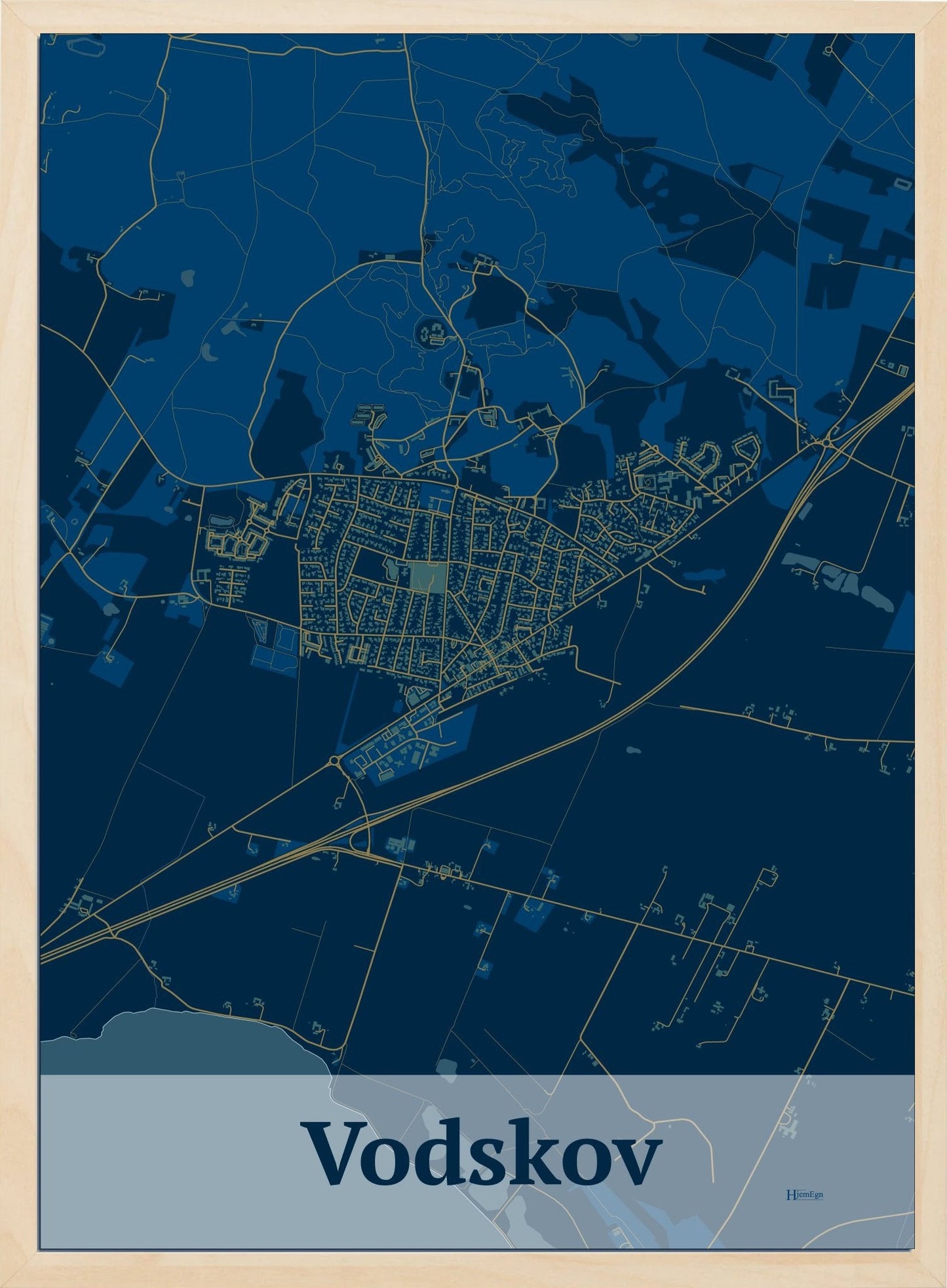 Vodskov plakat i farve mørk blå og HjemEgn.dk design firkantet. Design bykort for Vodskov