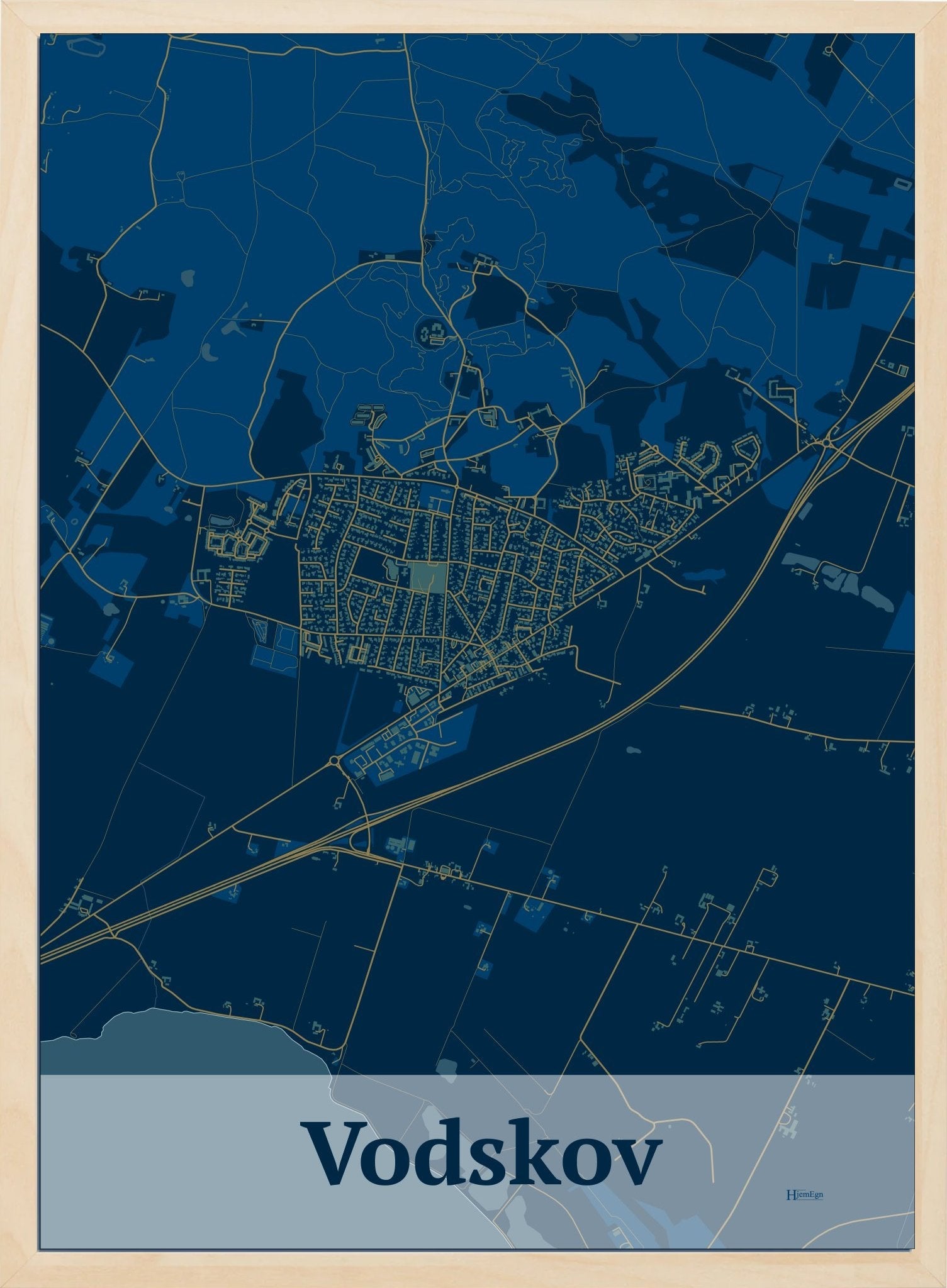 Vodskov plakat i farve mørk blå og HjemEgn.dk design firkantet. Design bykort for Vodskov