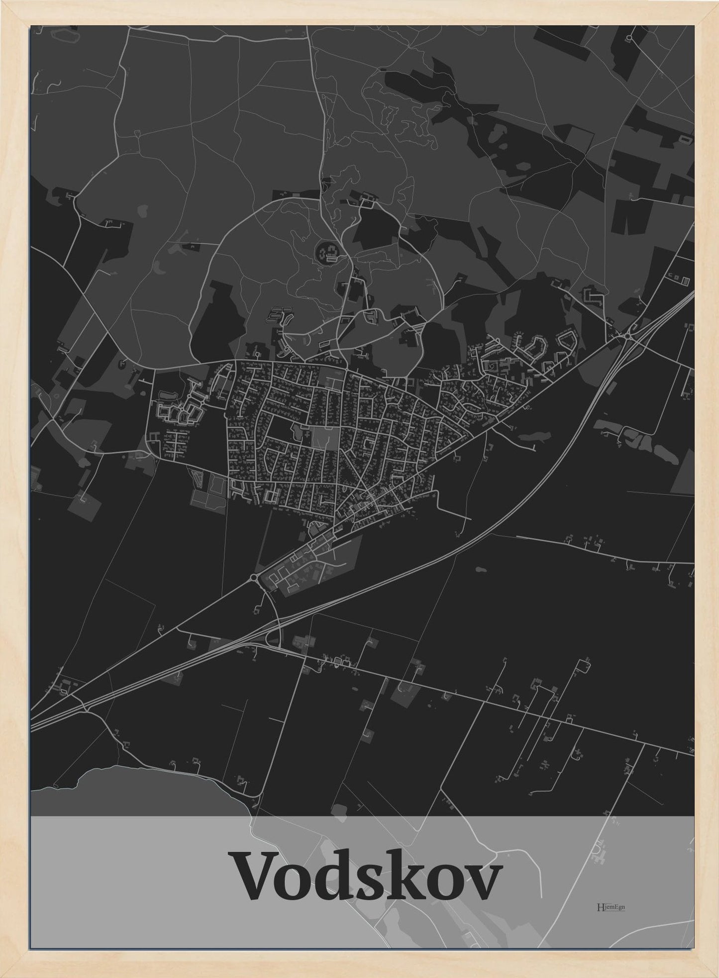 Vodskov plakat i farve mørk grå og HjemEgn.dk design firkantet. Design bykort for Vodskov