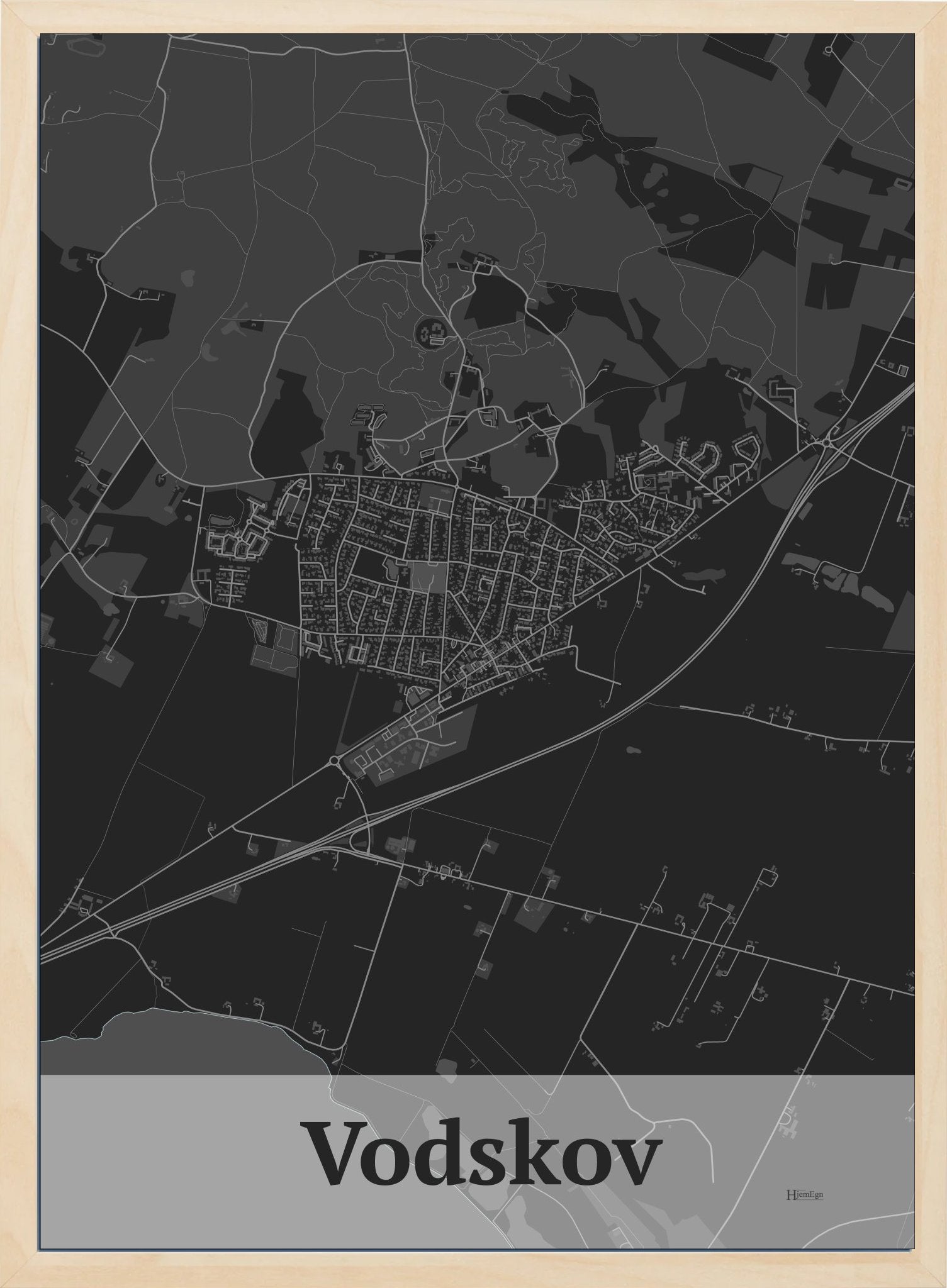 Vodskov plakat i farve mørk grå og HjemEgn.dk design firkantet. Design bykort for Vodskov