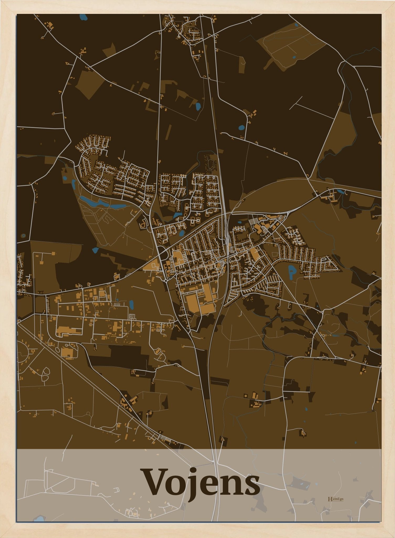 Vojens plakat i mørk brun og HjemEgn.dk design firkantet. Design bykort for Vojens