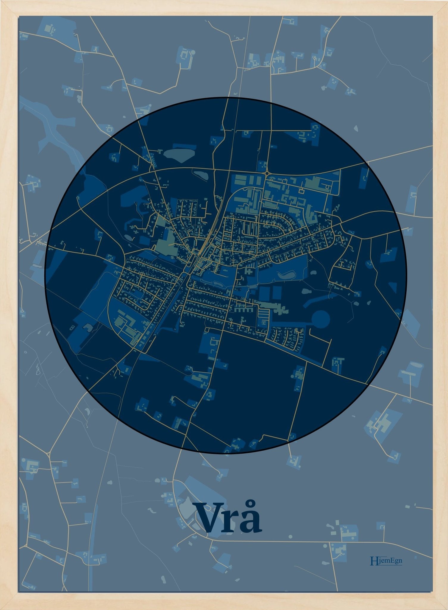 Vrå plakat i farve mørk blå og HjemEgn.dk design centrum. Design bykort for Vrå