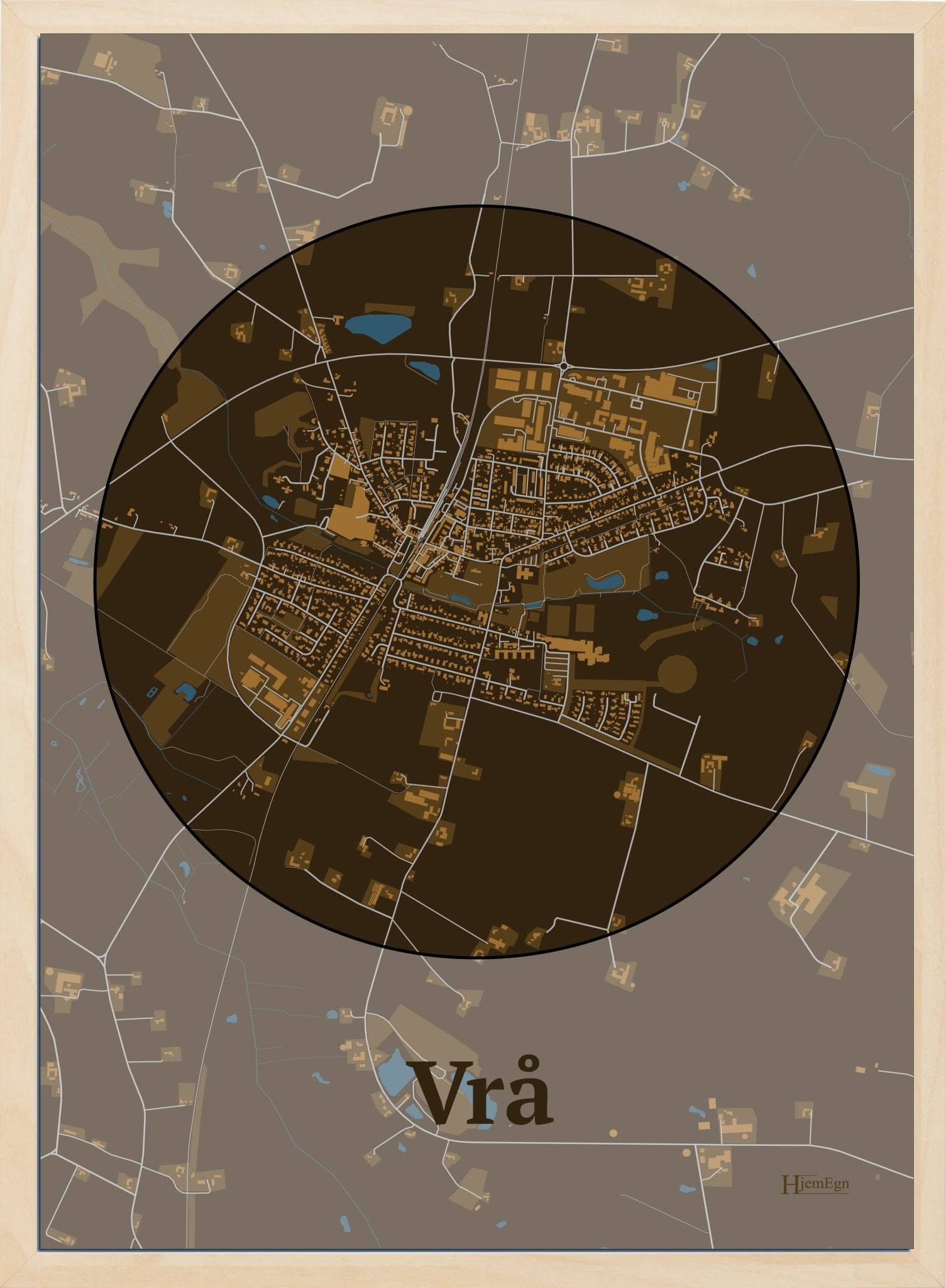 Vrå plakat i farve mørk brun og HjemEgn.dk design centrum. Design bykort for Vrå