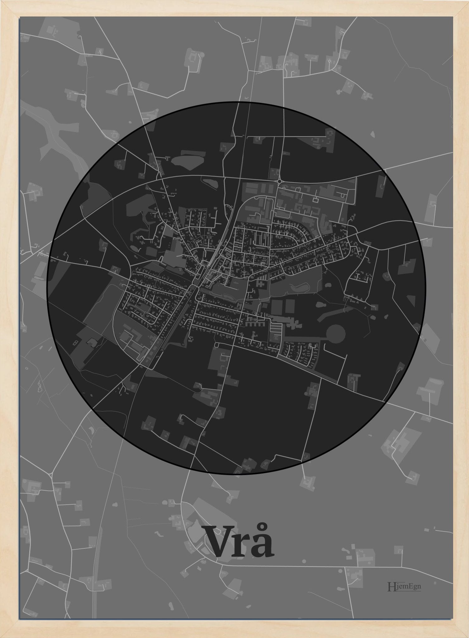 Vrå plakat i farve mørk grå og HjemEgn.dk design centrum. Design bykort for Vrå