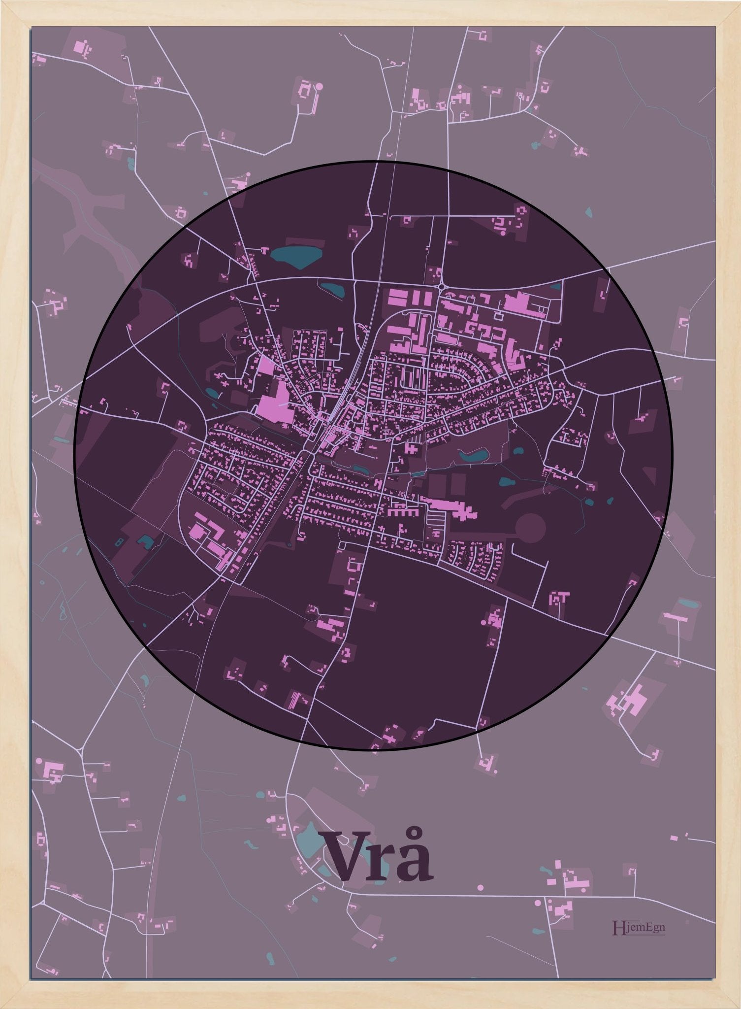 Vrå plakat i farve mørk rød og HjemEgn.dk design centrum. Design bykort for Vrå